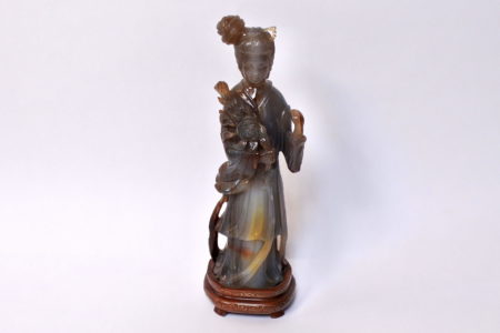 Statuina in pietra dura rappresentante una geisha