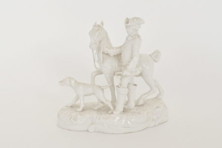 Statuina in porcellana bianca con cavaliere cavallo e cane