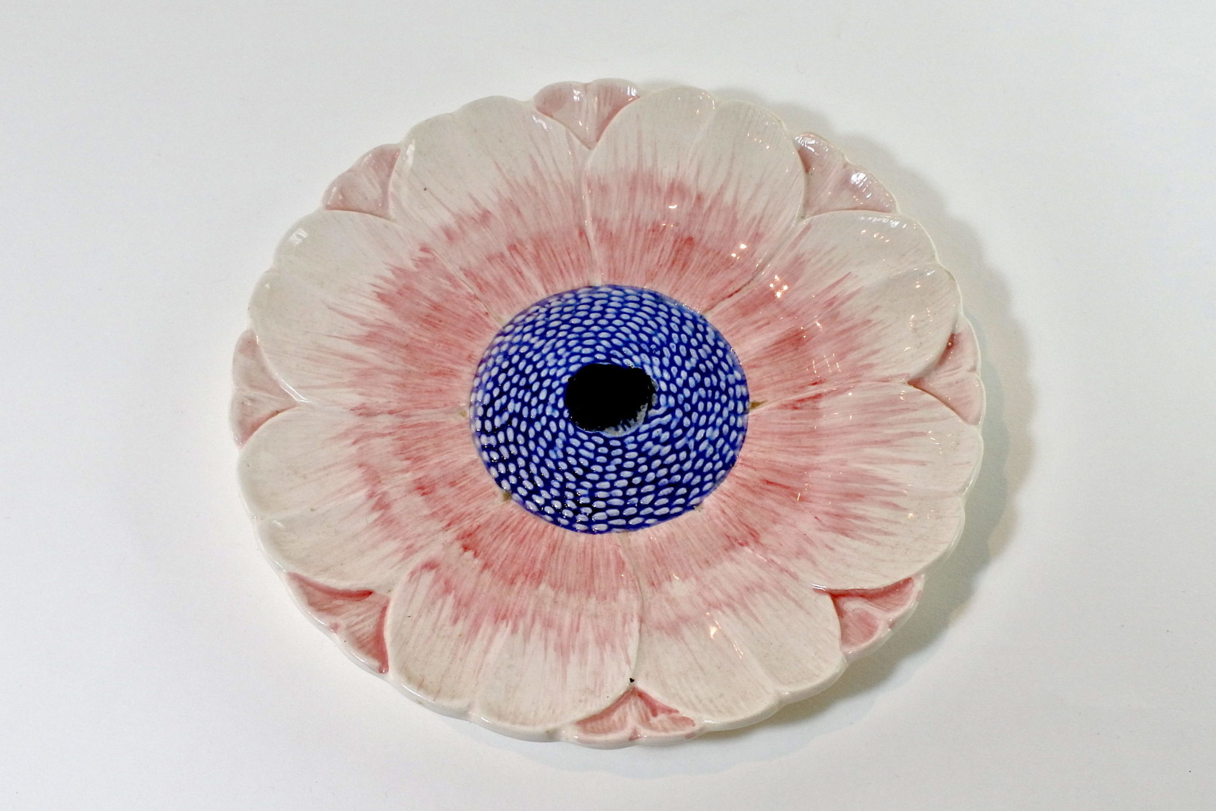 Piatto in ceramica barbotine con anemone e pistilli blu
