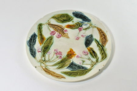 Piatto in ceramica barbotine con ciliegie e foglie