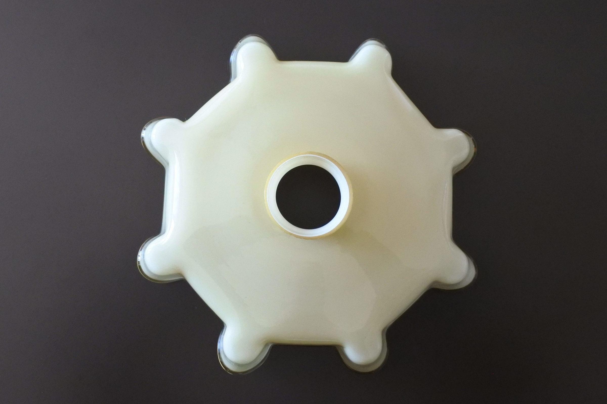 Vetro opalino incamiciato beige e bianco per lampada a sospensione