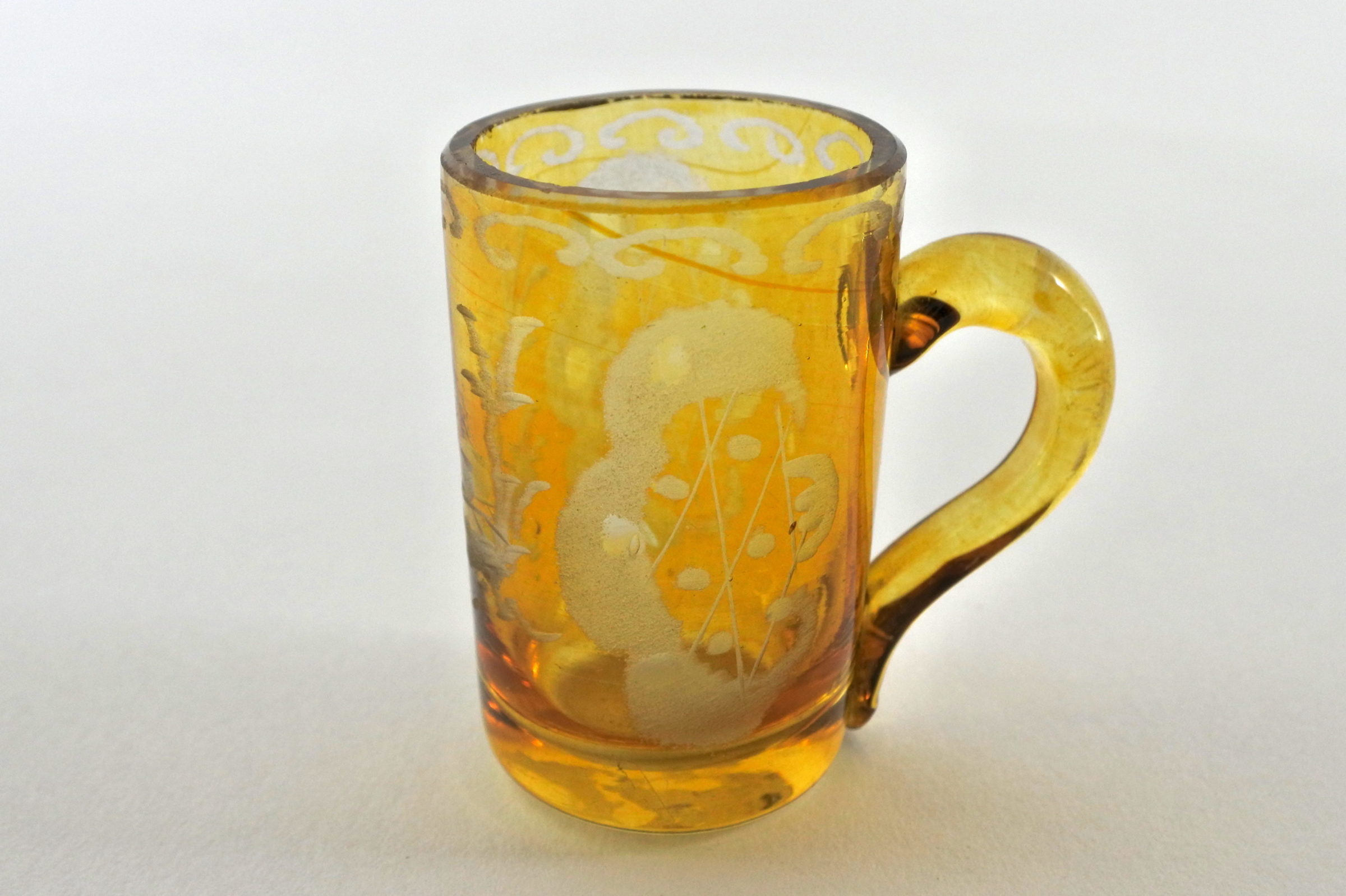 Bicchierino in vetro giallo soffiato e molato