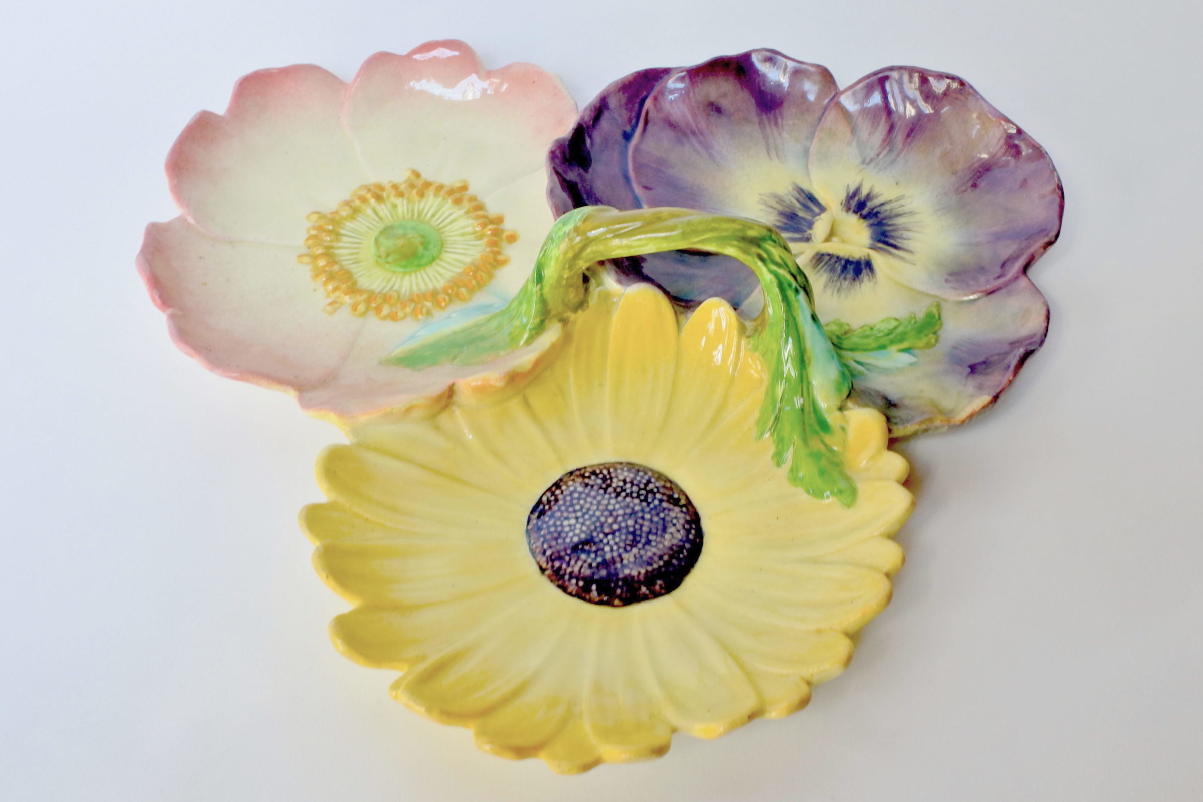Présentoir Massier in ceramica barbotine a forma di tre fiori