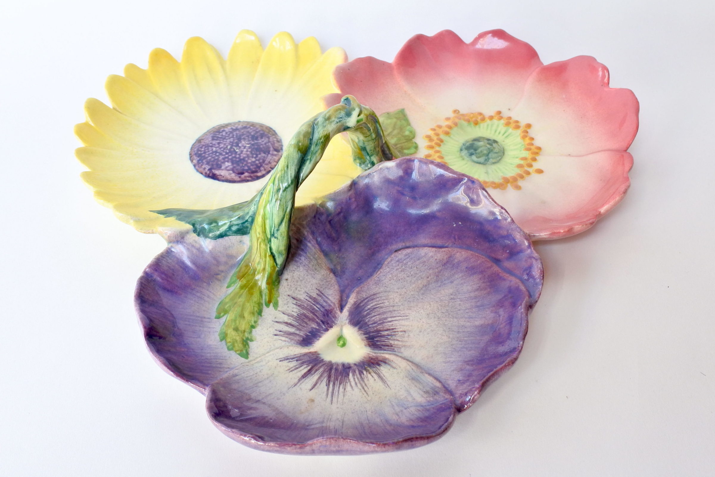 Centro tavola Massier in ceramica barbotine a forma di 3 fiori