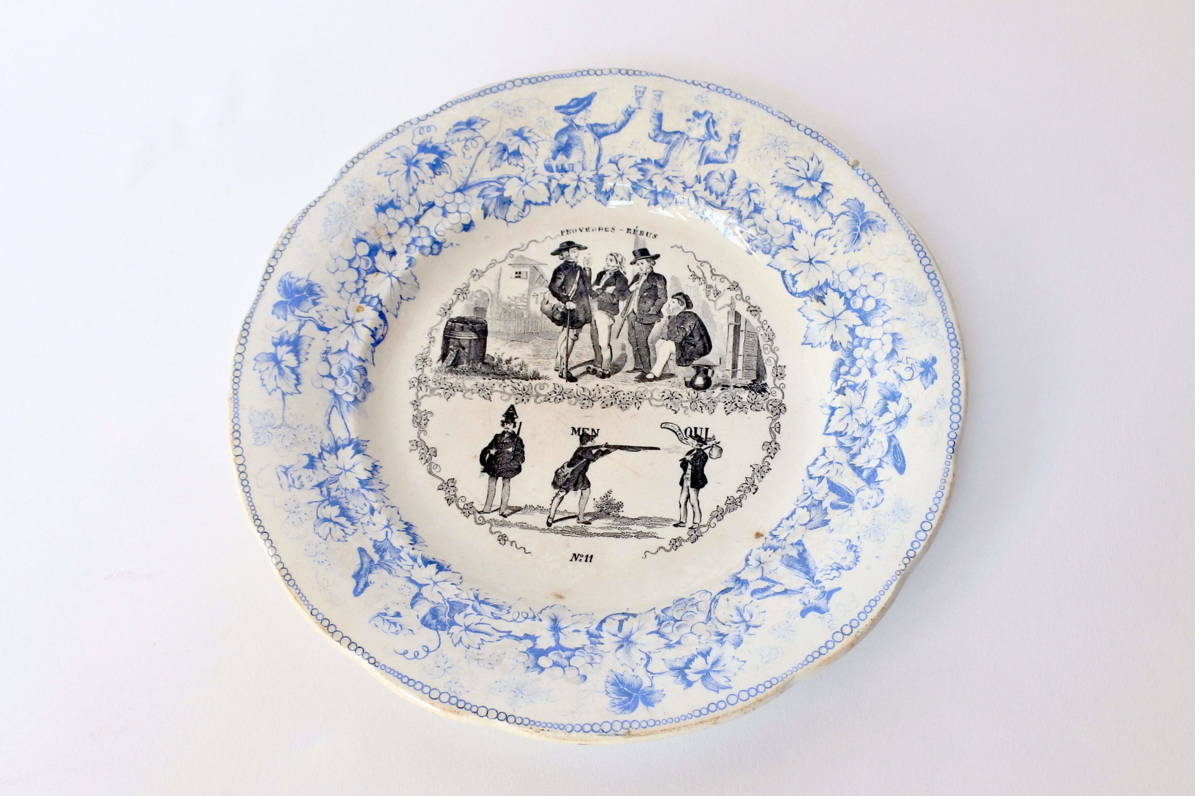 Piatto in ceramica con cornice blu decorato con rebus - decoro n° 11