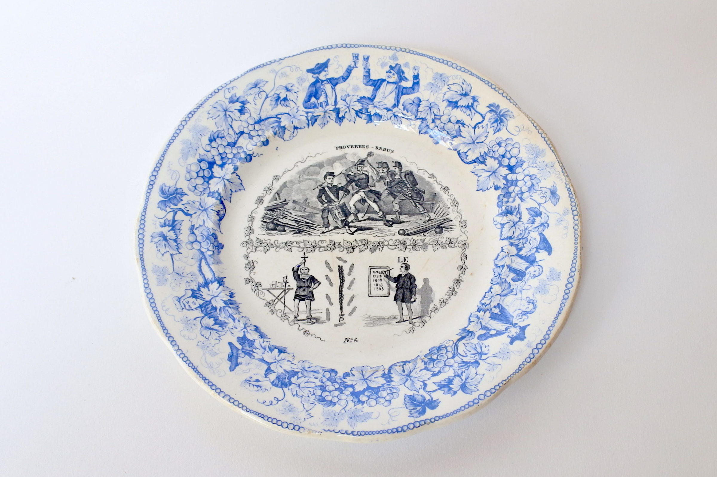 Piatto in ceramica con cornice blu decorato con rebus - decoro n° 6