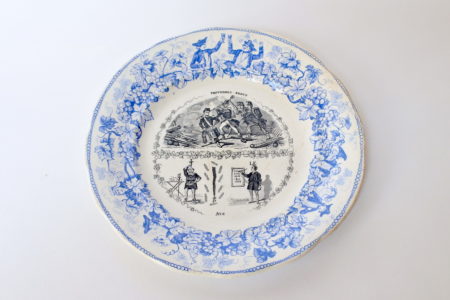 Piatto in ceramica con cornice blu decorato con rebus - decoro n° 6