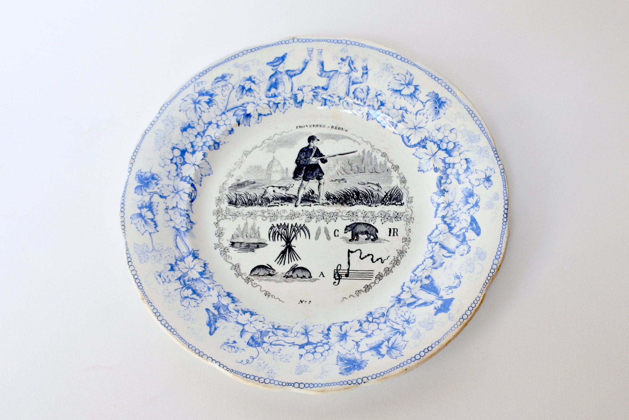 Piatto in ceramica con cornice blu decorato con rebus - decoro n° 8