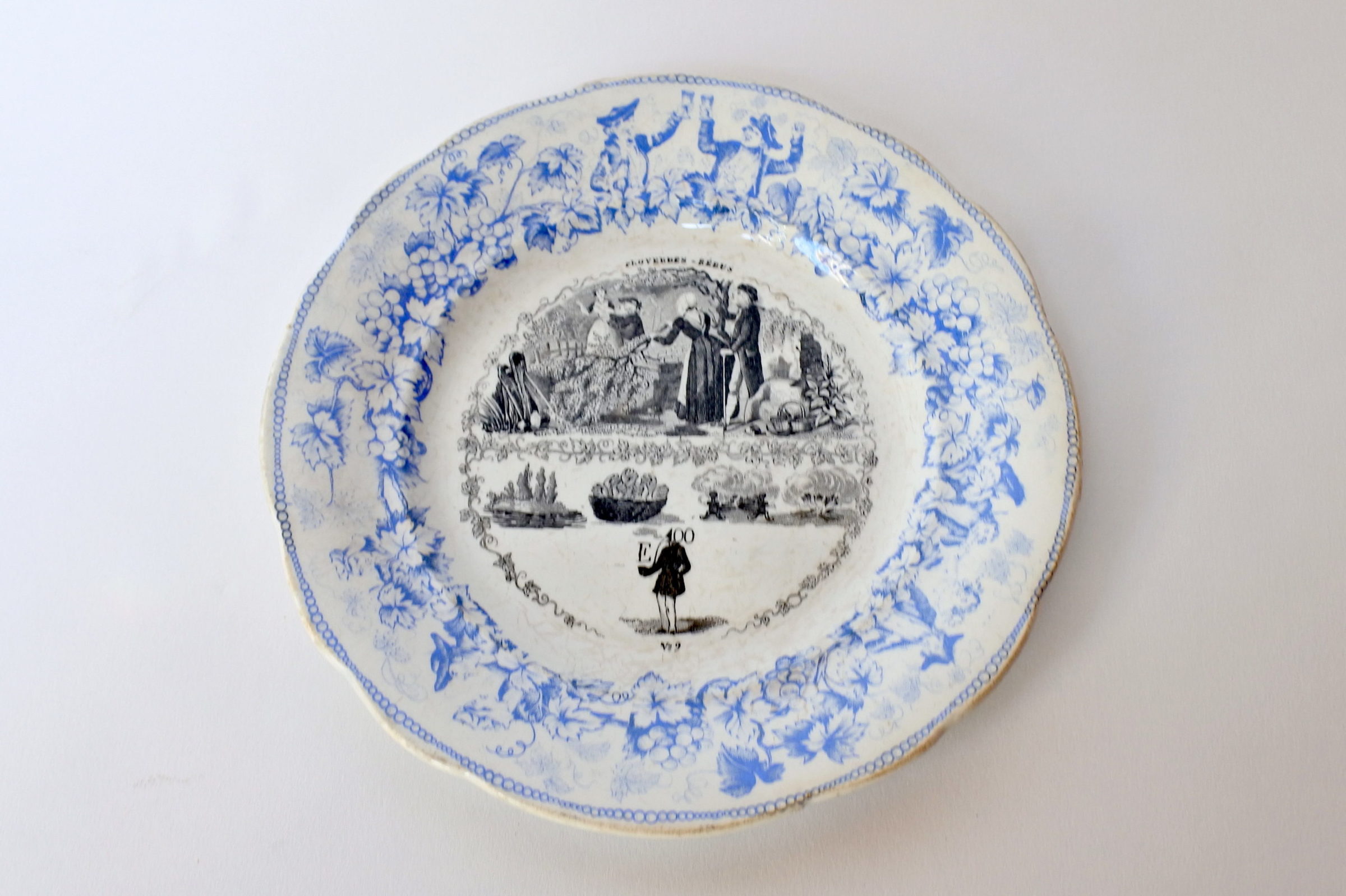 Piatto in ceramica con cornice blu decorato con rebus - decoro n° 9