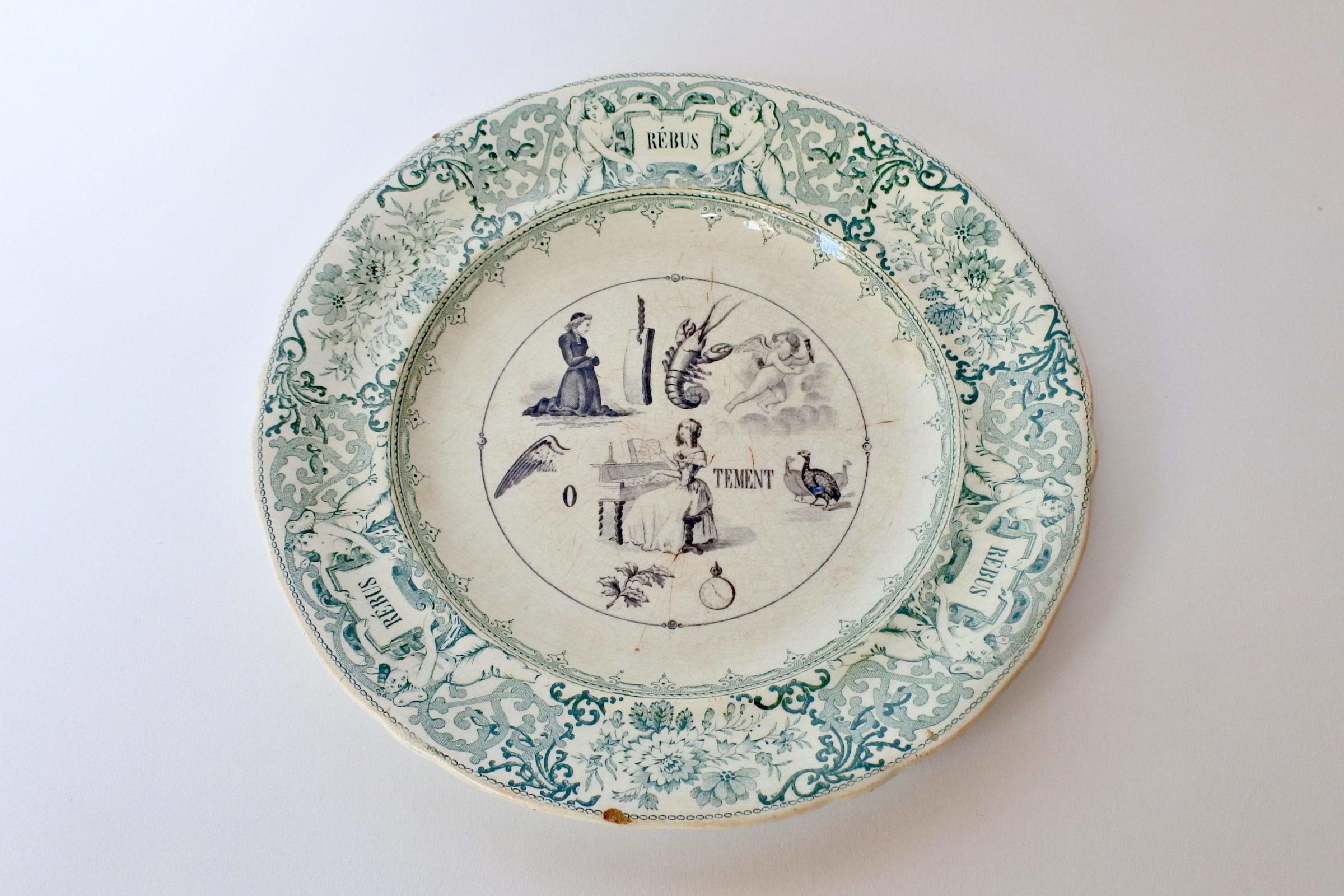 Piatto in ceramica con cornice verde decorato con rebus - decoro n° 12