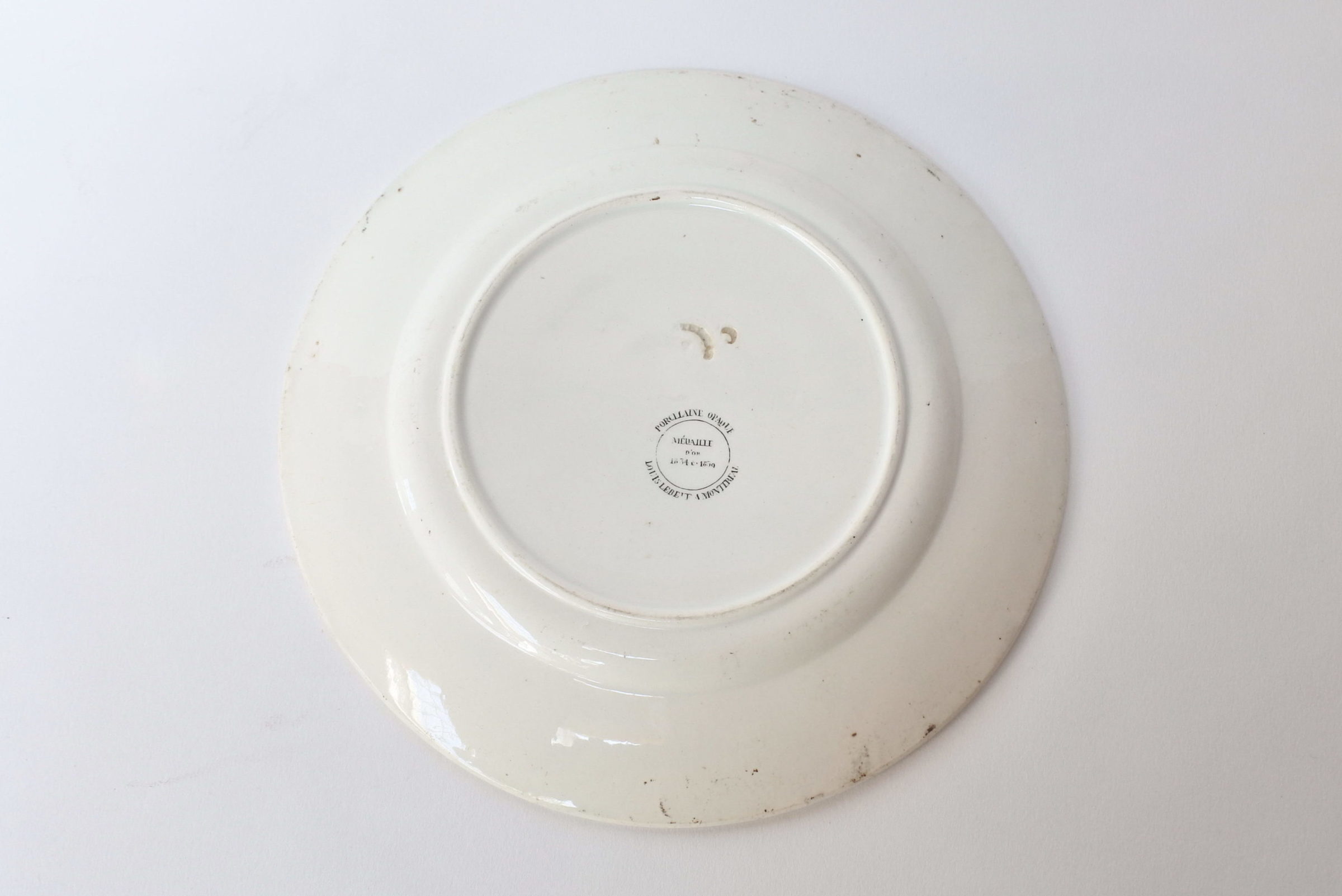Piatto in ceramica con fascia nera decorato con rebus - 2