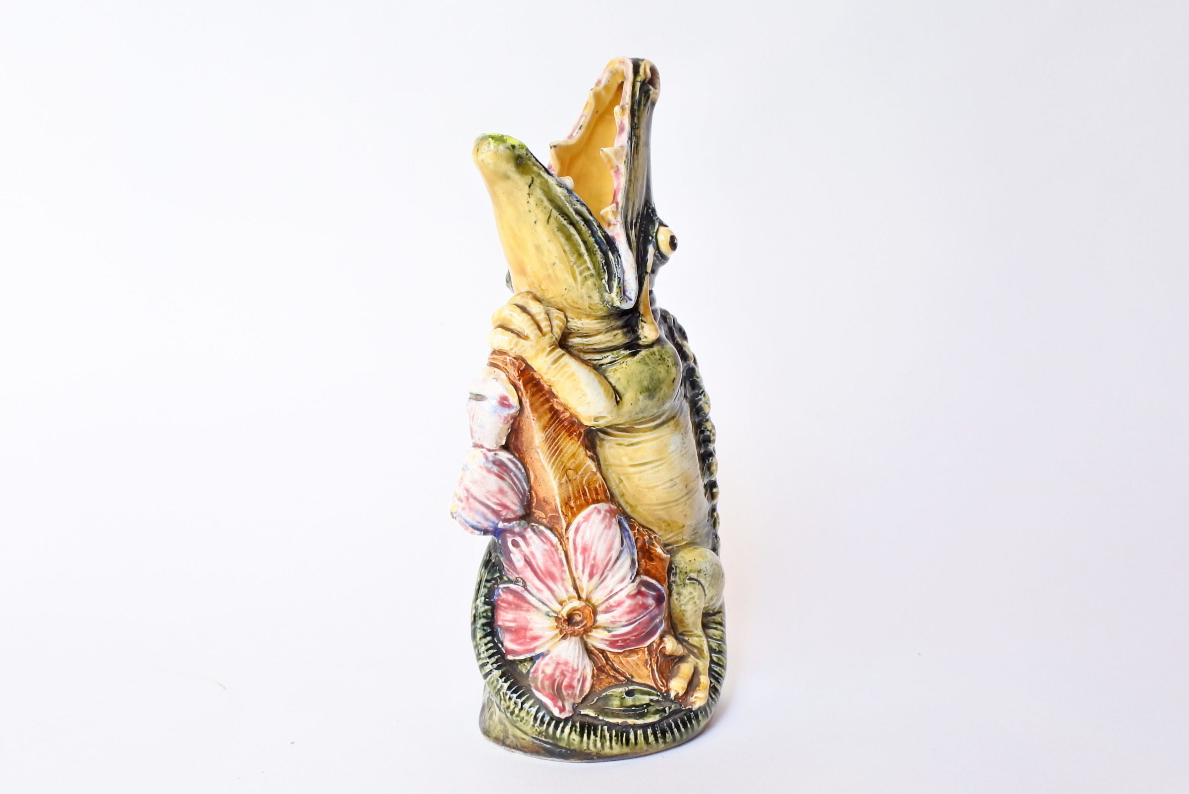 Vaso in ceramica barbotine a forma di coccodrillo