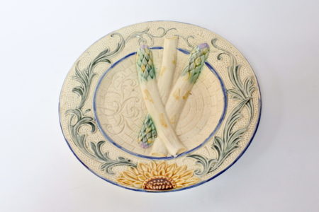 Piatto in ceramica barbotine per asparagi con girasole