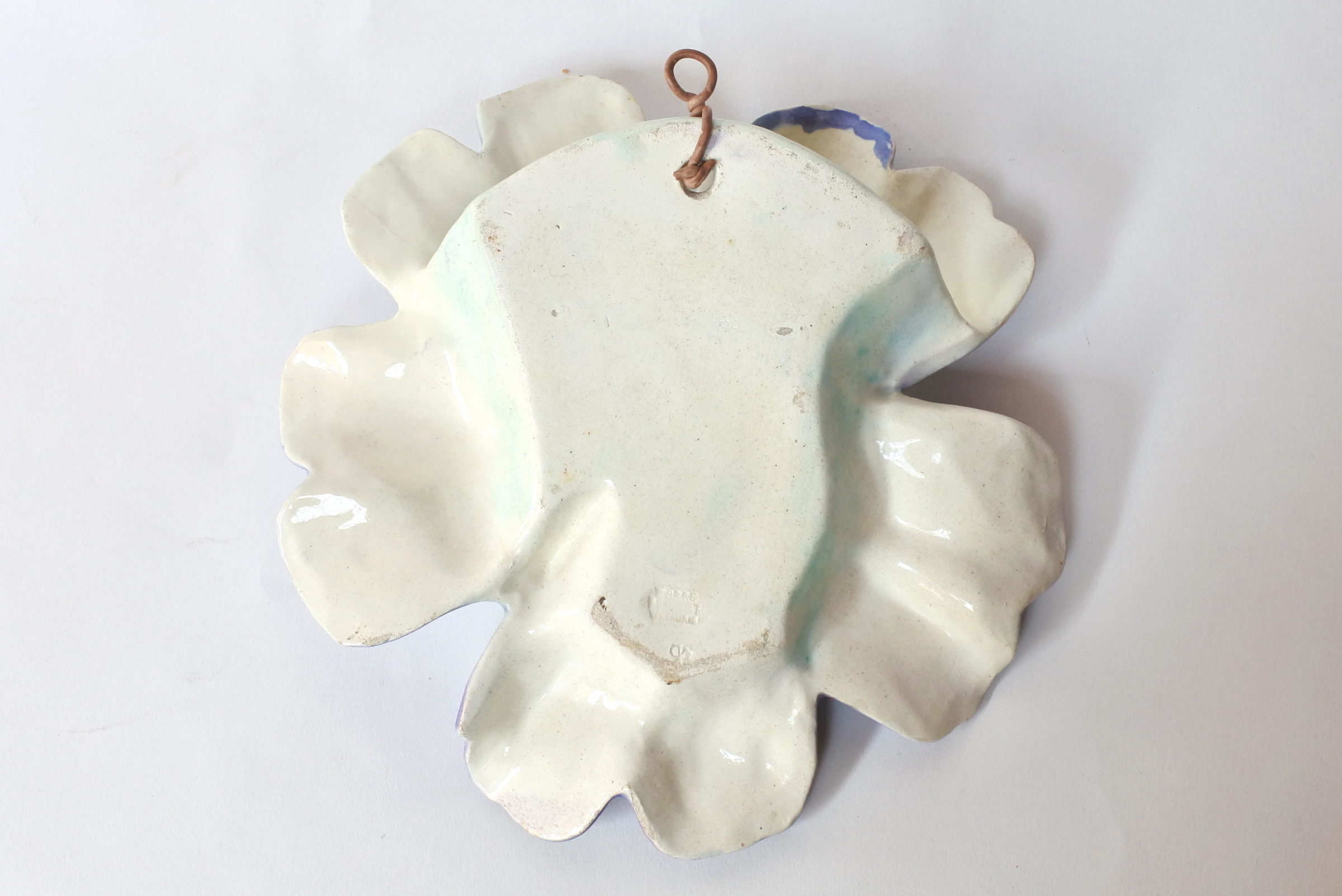 Portafiori da muro in ceramica barbotine a forma di rosa canina blu - Massier - 6