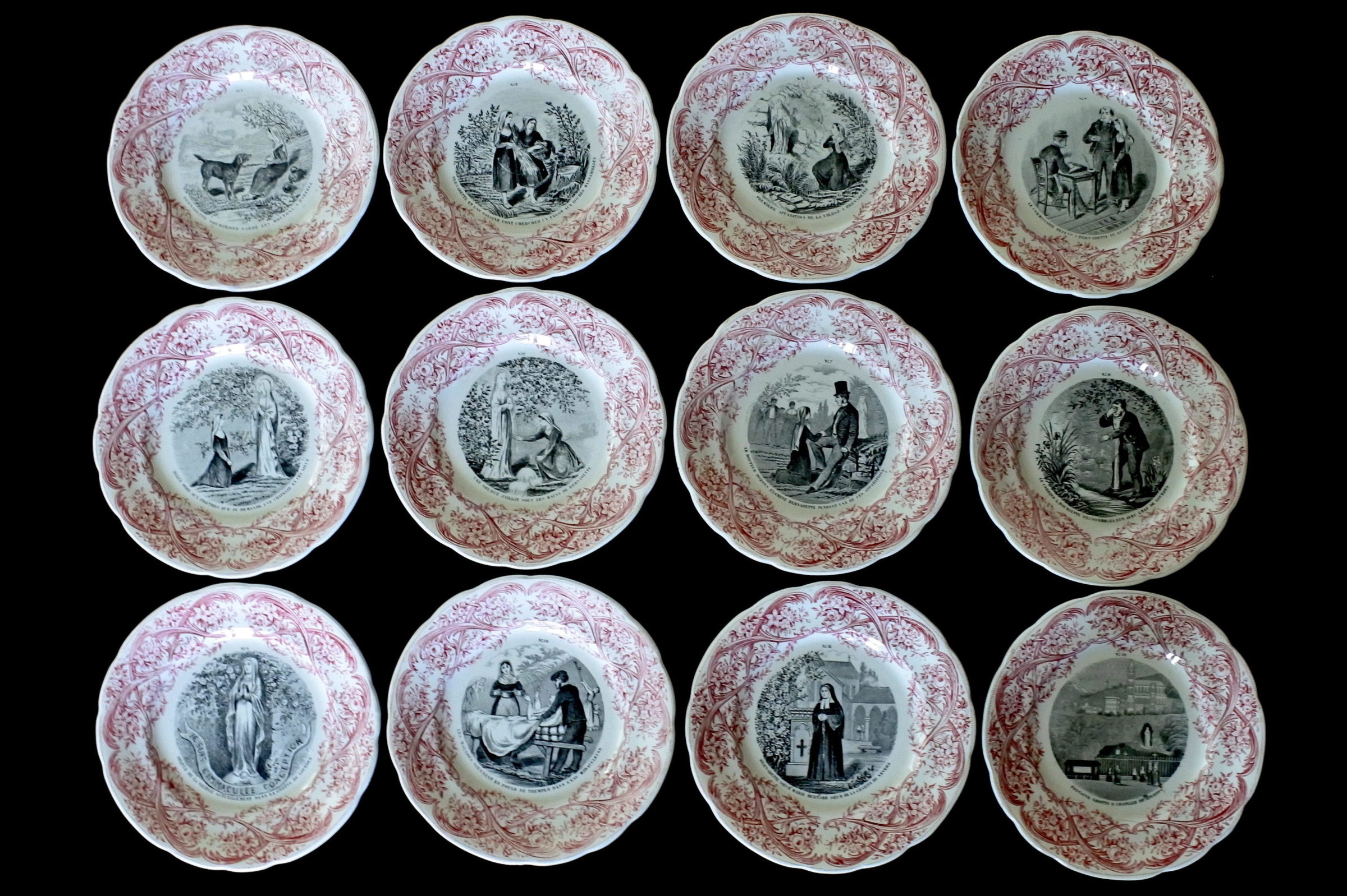 Serie completa di 12 piatti in ceramica dedicati alla vita di Bernadette