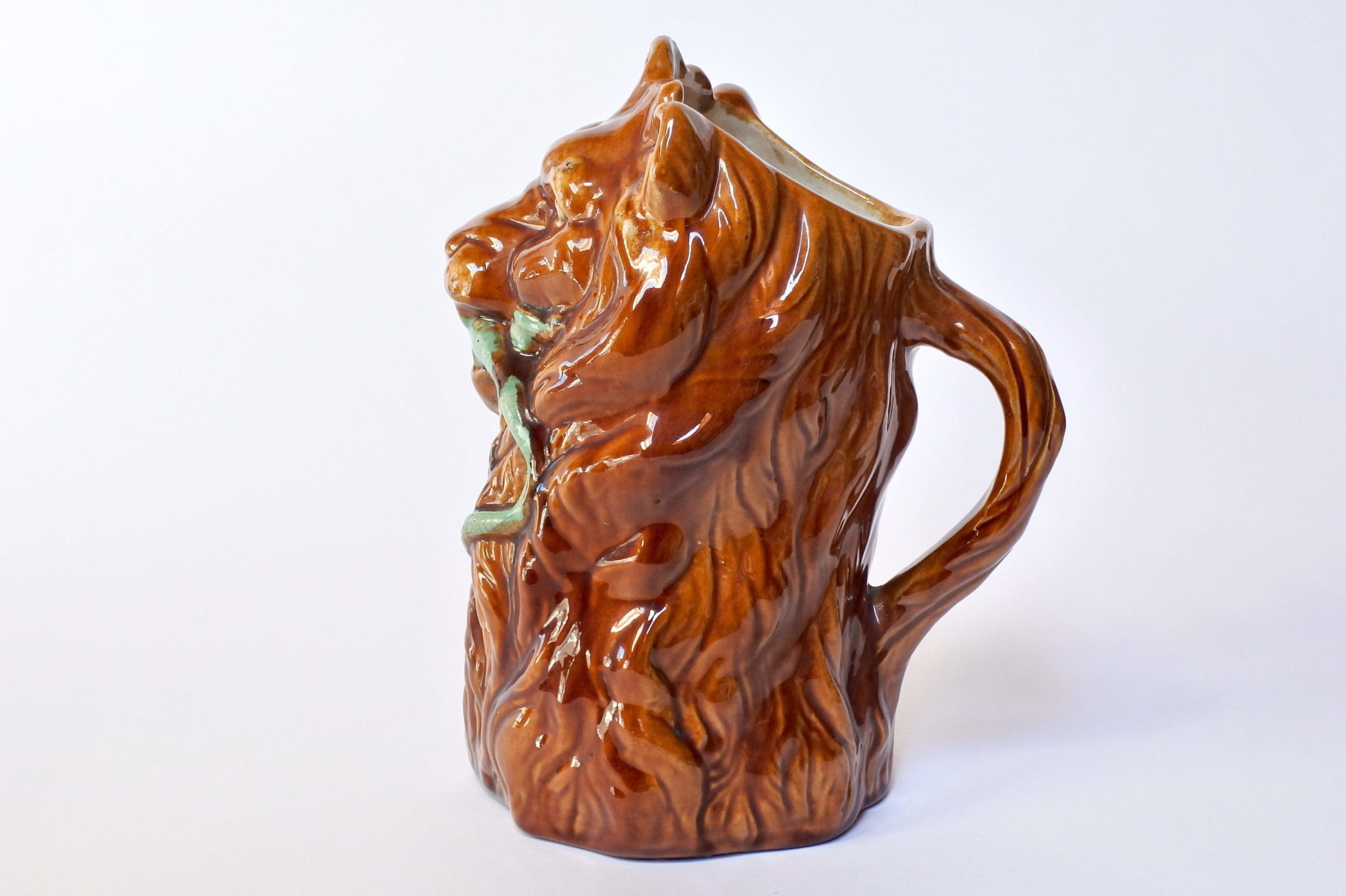 Brocca in ceramica barbotine a forma di leone con lucertola - 2