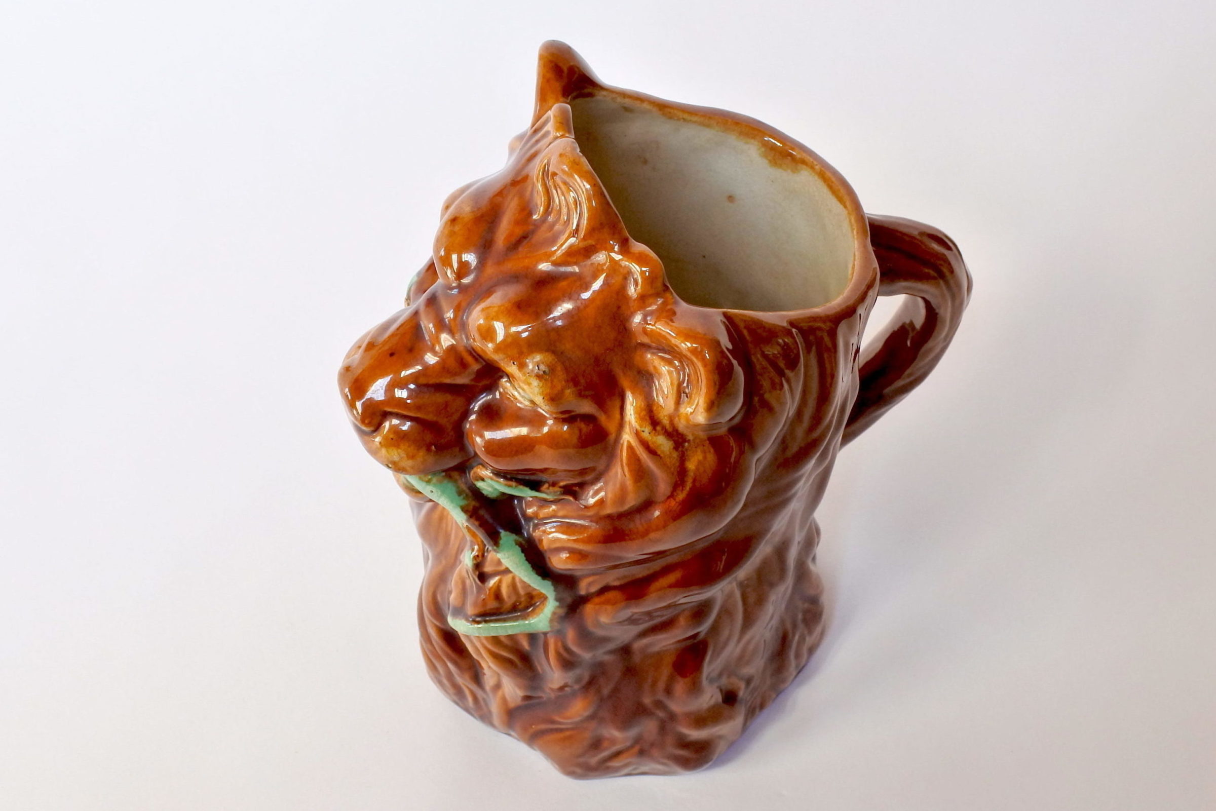 Brocca in ceramica barbotine a forma di leone con lucertola - 6