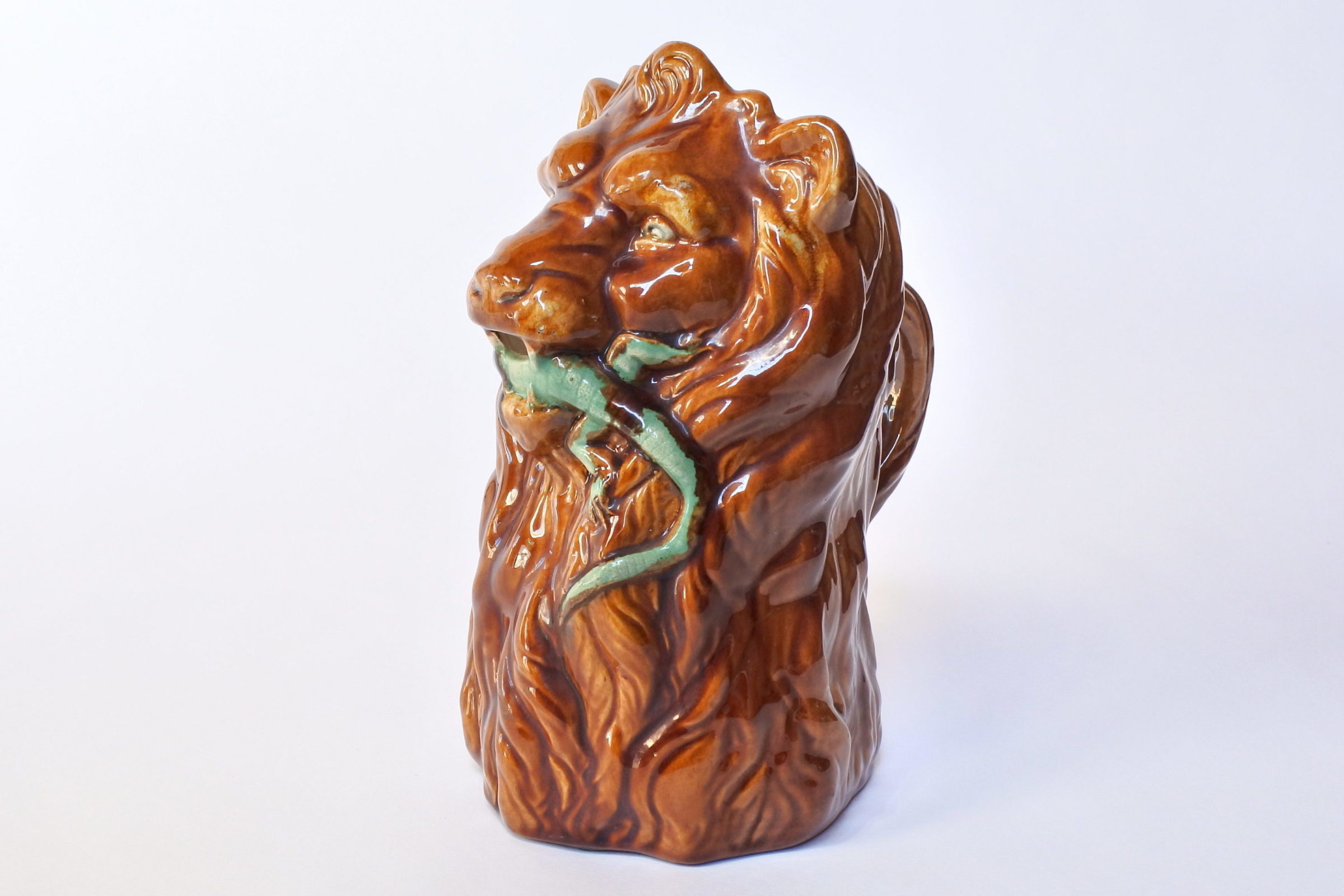 Brocca in ceramica barbotine a forma di leone con lucertola