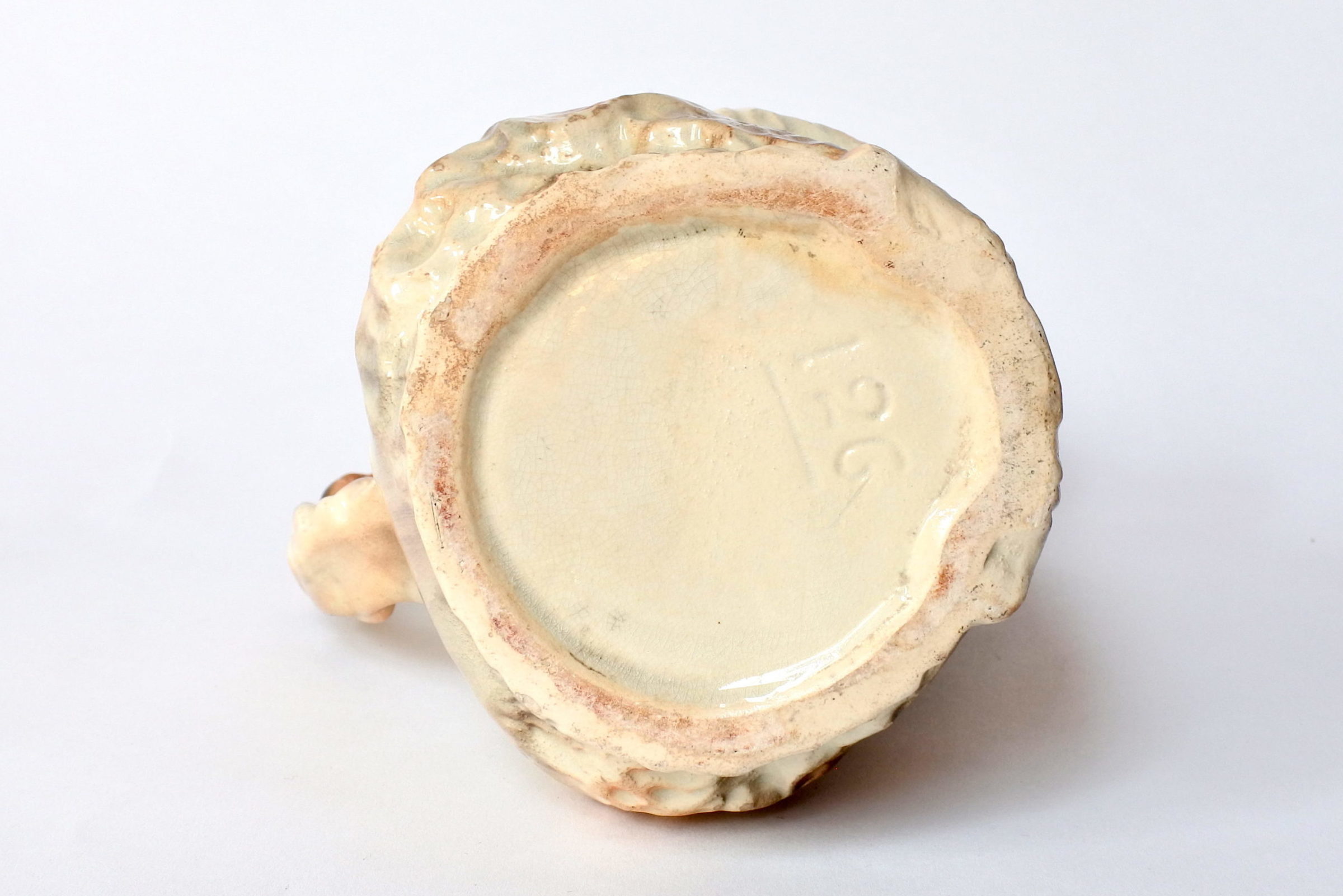 Brocca in ceramica barbotine a forma di orso con tamburo - 6