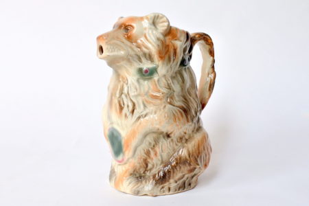 Brocca in ceramica barbotine a forma di orso con tamburo