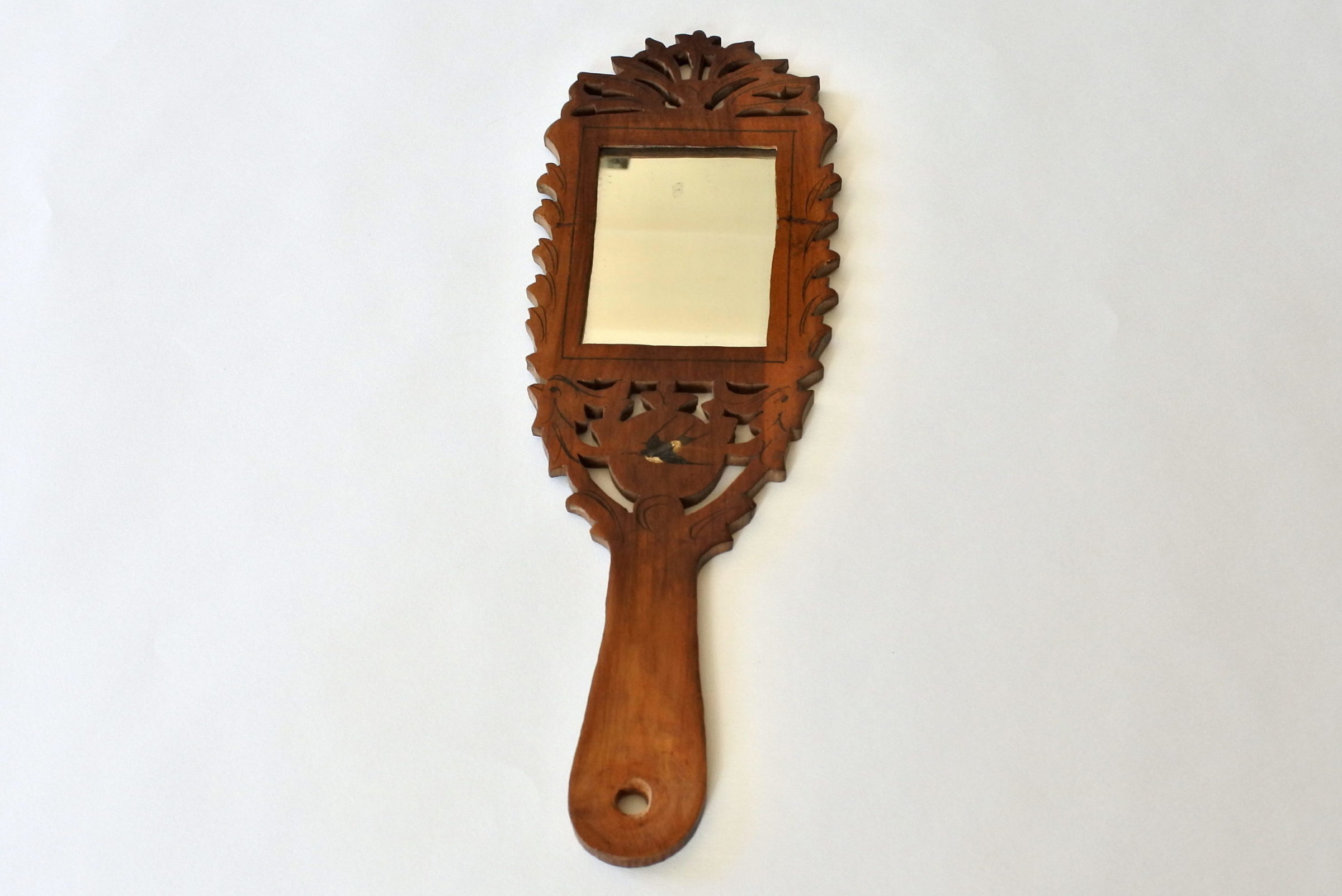 Specchietto in legno d’ulivo traforato e decorato con rondine - 2