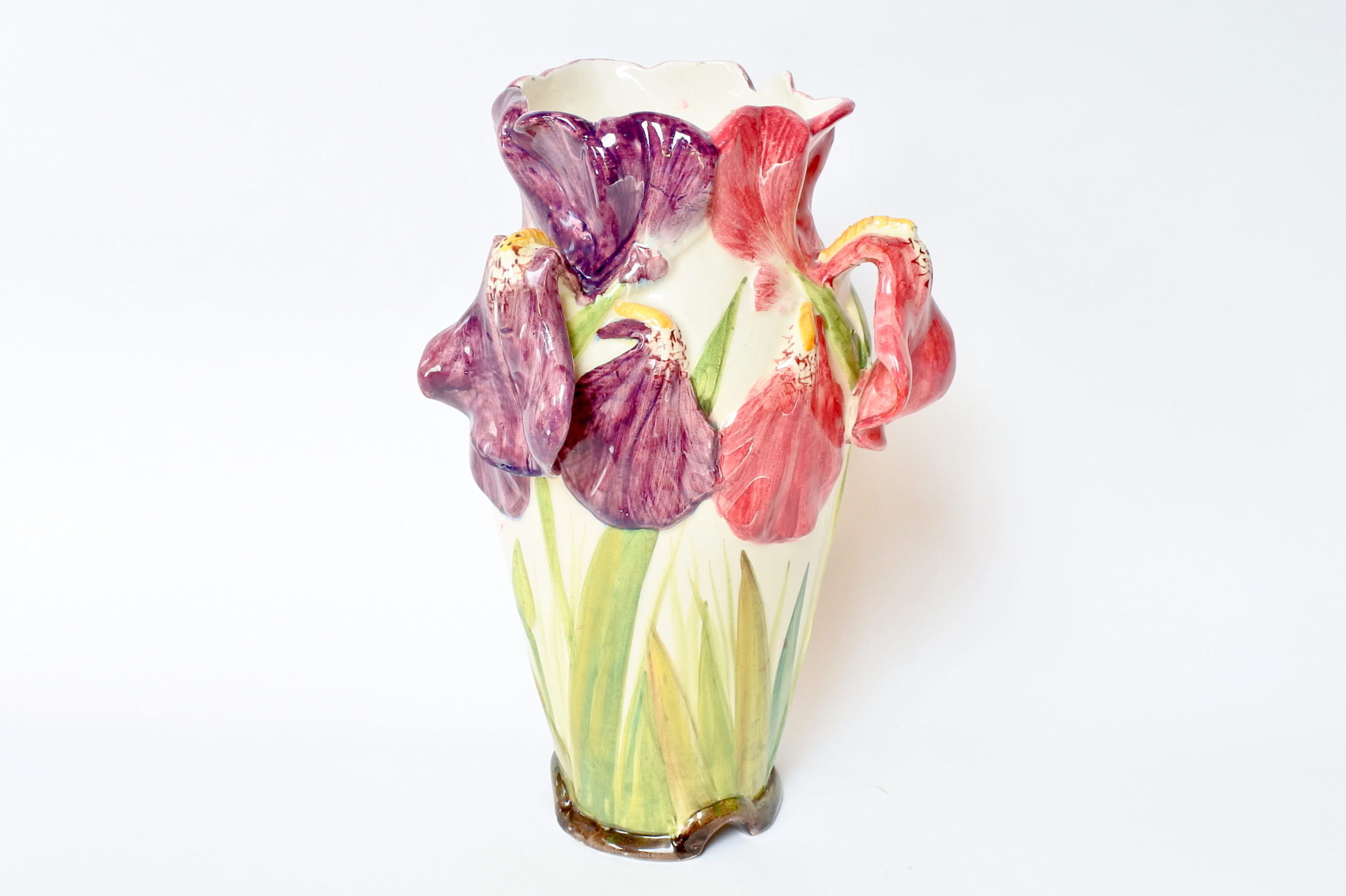 Vaso Massier in ceramica barbotine decorato con tre iris di colori differenti
