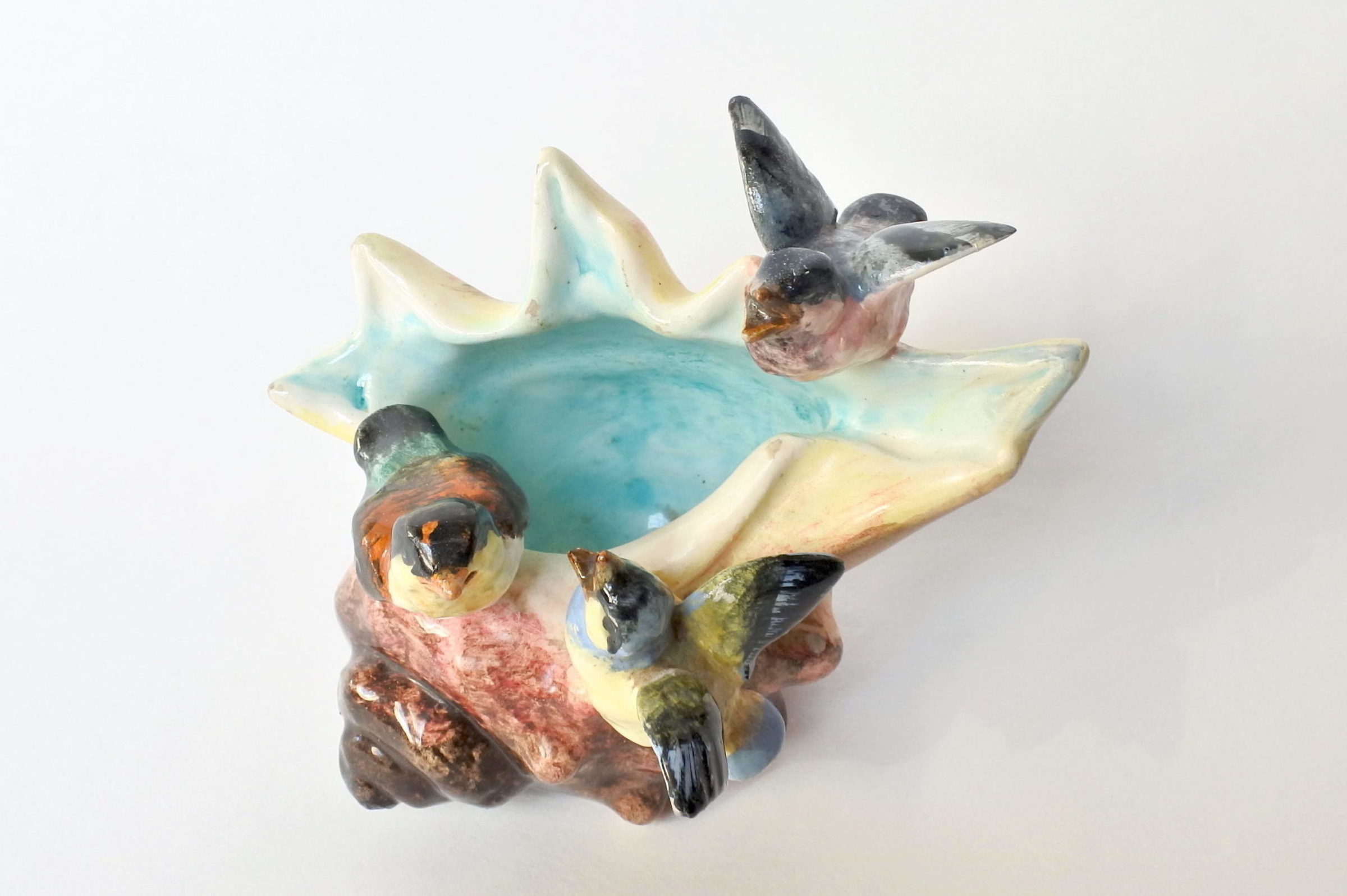 Jardinière Massier in ceramica barbotine a forma di conchiglia con uccellini - 5