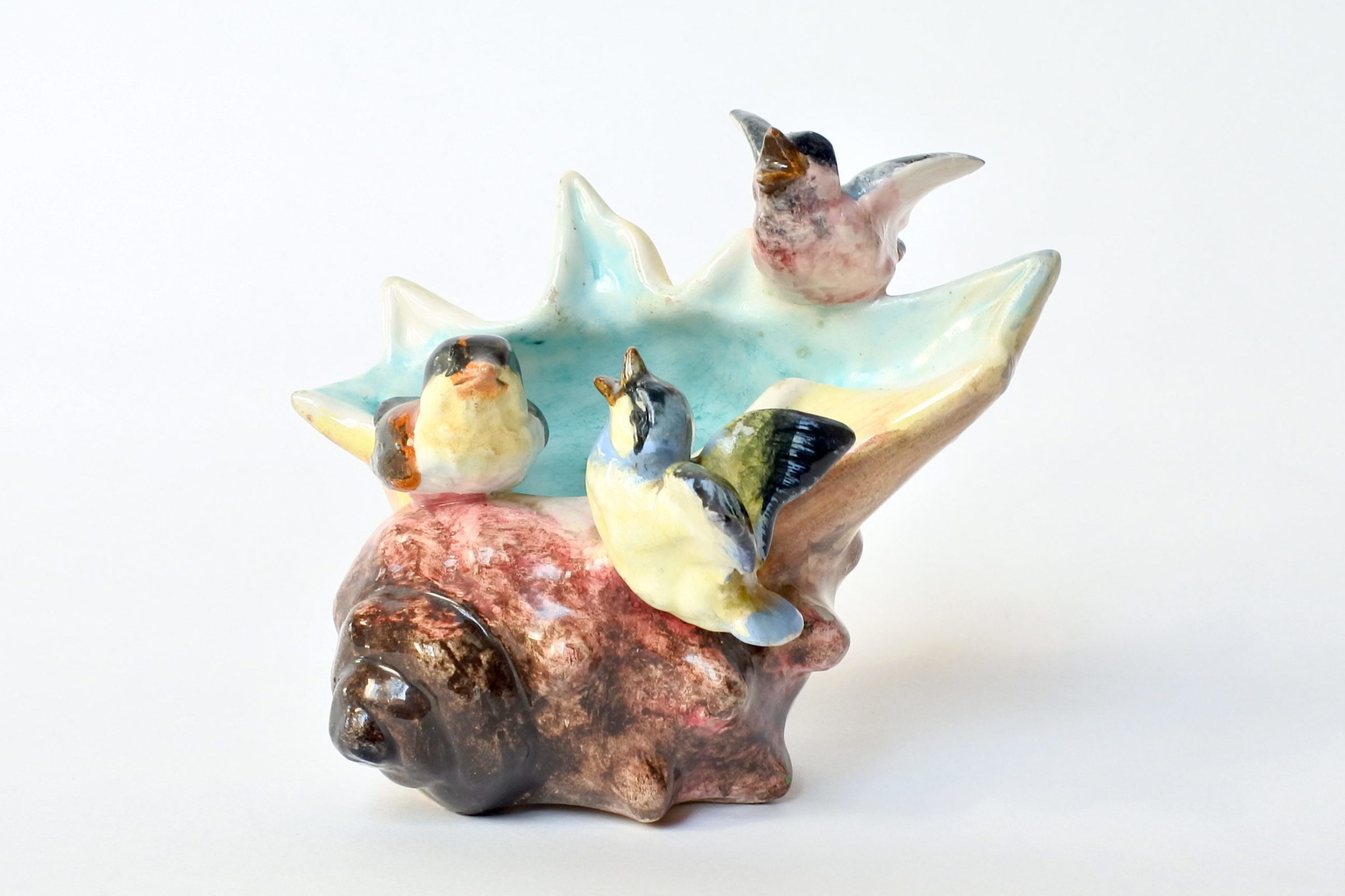 Jardinière Massier in ceramica barbotine a forma di conchiglia con uccellini