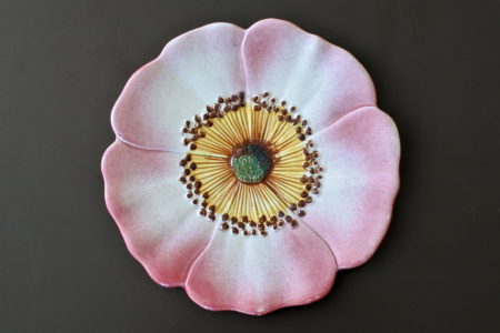 Piatto Massier in ceramica barbotine a forma di rosa canina - Art. 3662/11