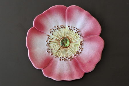 Piatto Massier in ceramica barbotine a forma di rosa canina - Art. 3662/12