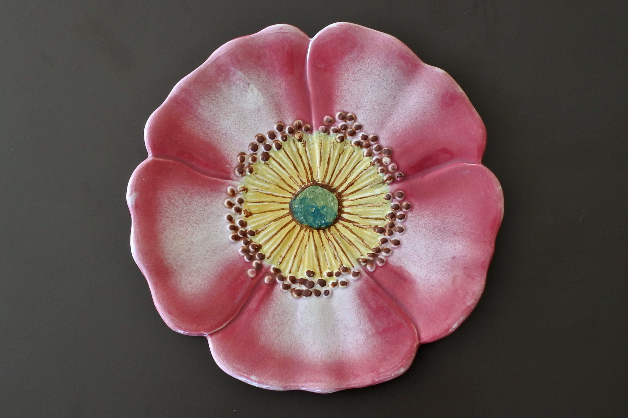 Piatto Massier in ceramica barbotine a forma di rosa canina - Art. 3662/14