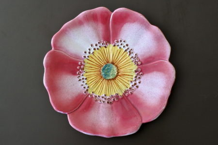 Piatto Massier in ceramica barbotine a forma di rosa canina - Art. 3662/16