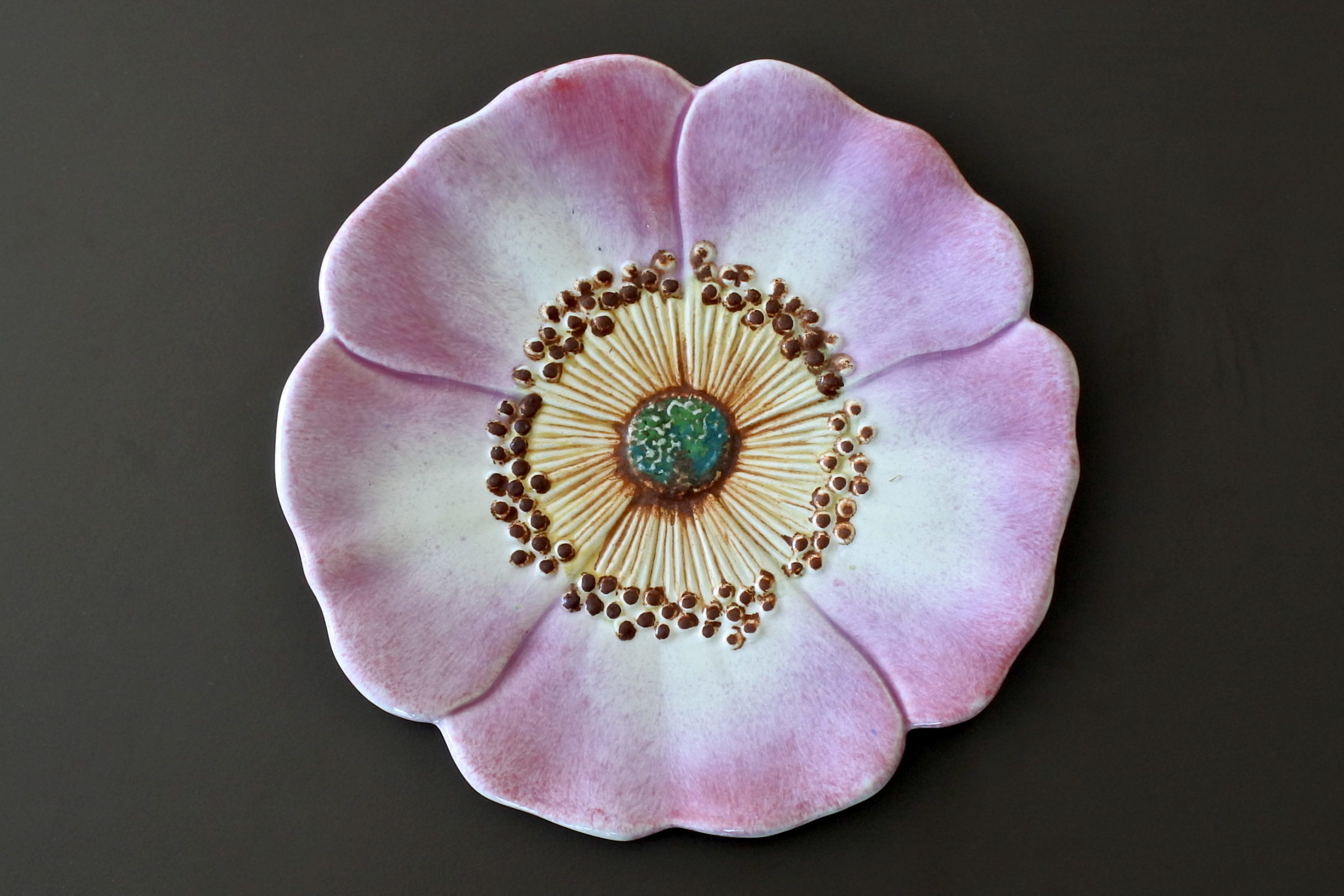 Piatto Massier in ceramica barbotine a forma di rosa canina - Art. 3662/7