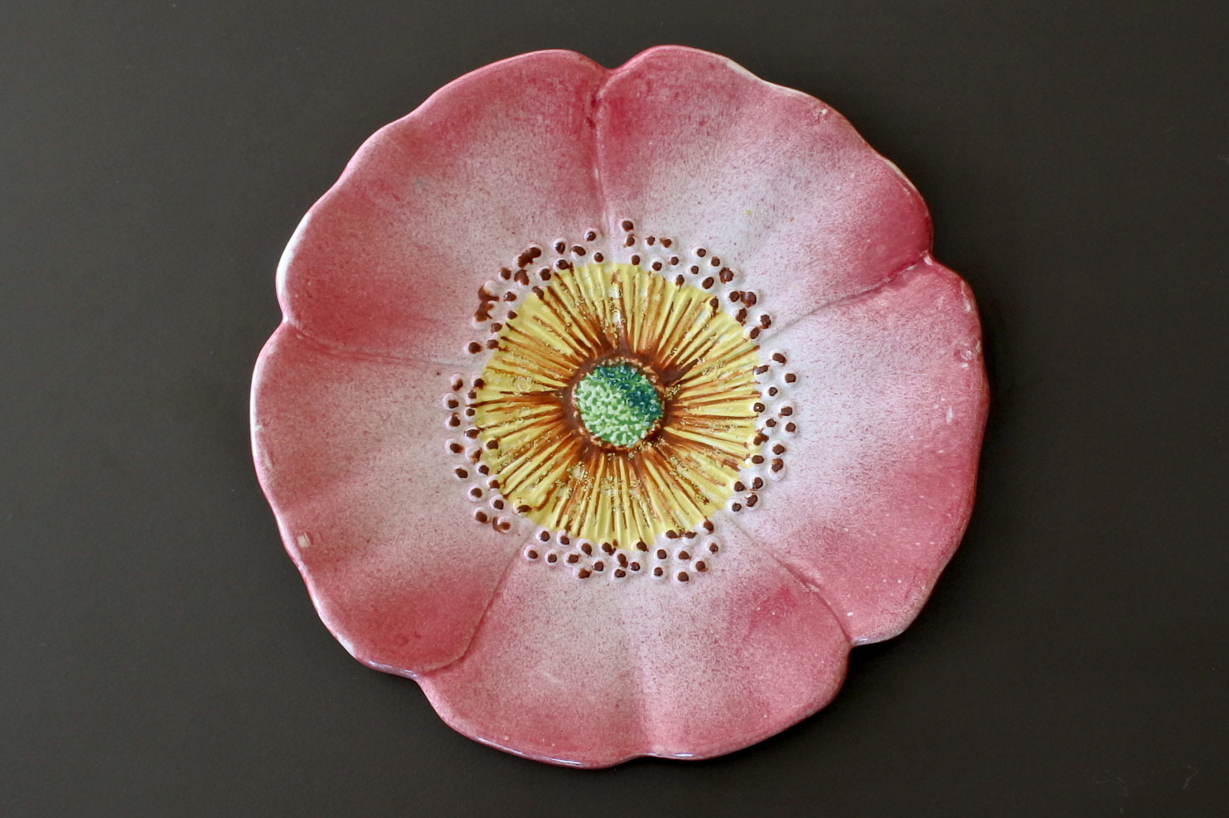 Piatto Massier in ceramica barbotine a forma di rosa canina - Art. 3662/9