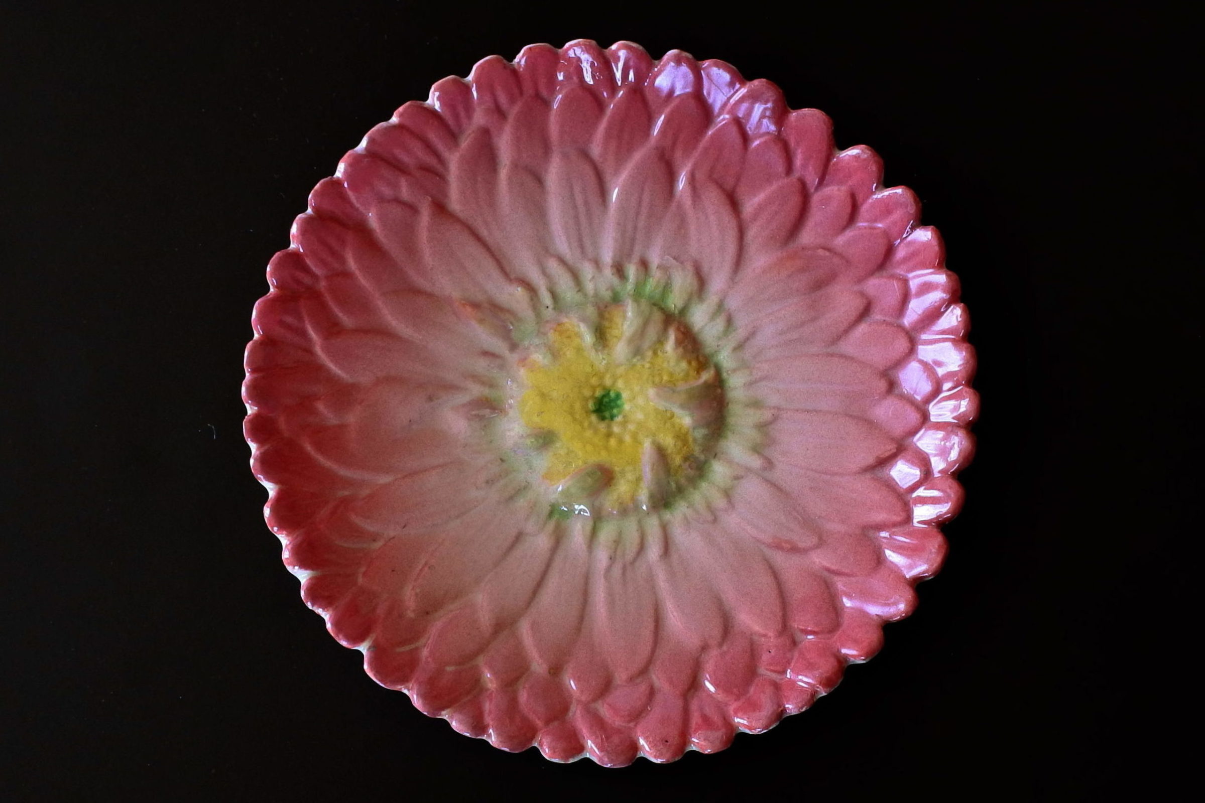 Piatto di Delphin Massier in ceramica barbotine a forma di dalia - Art. 3662-5