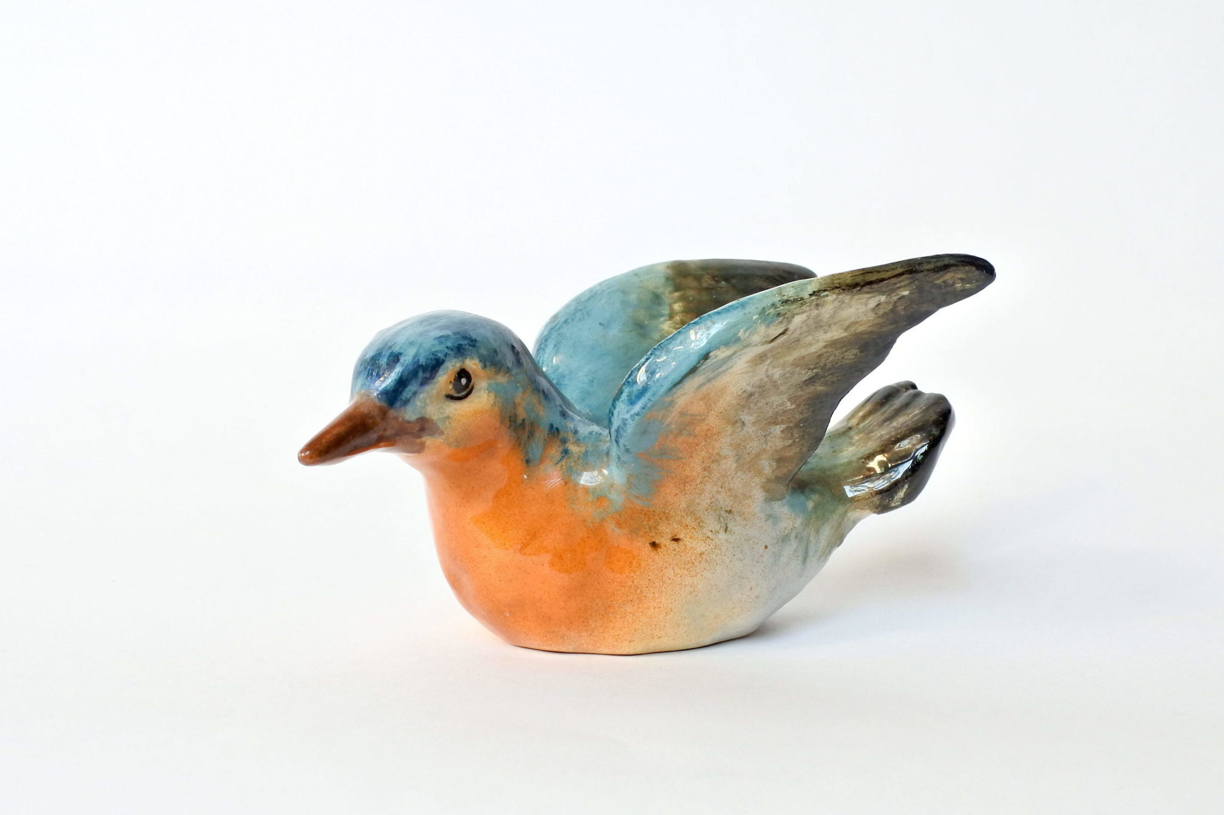 Piccola jardinière in ceramica barbotine a forma di uccellino policromo - Massier