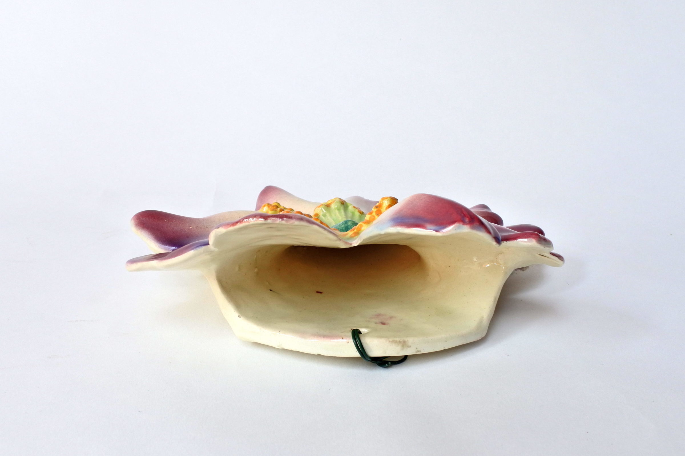 Portafiori da parete in ceramica barbotine a forma di rosa canina viola - Massier - 4