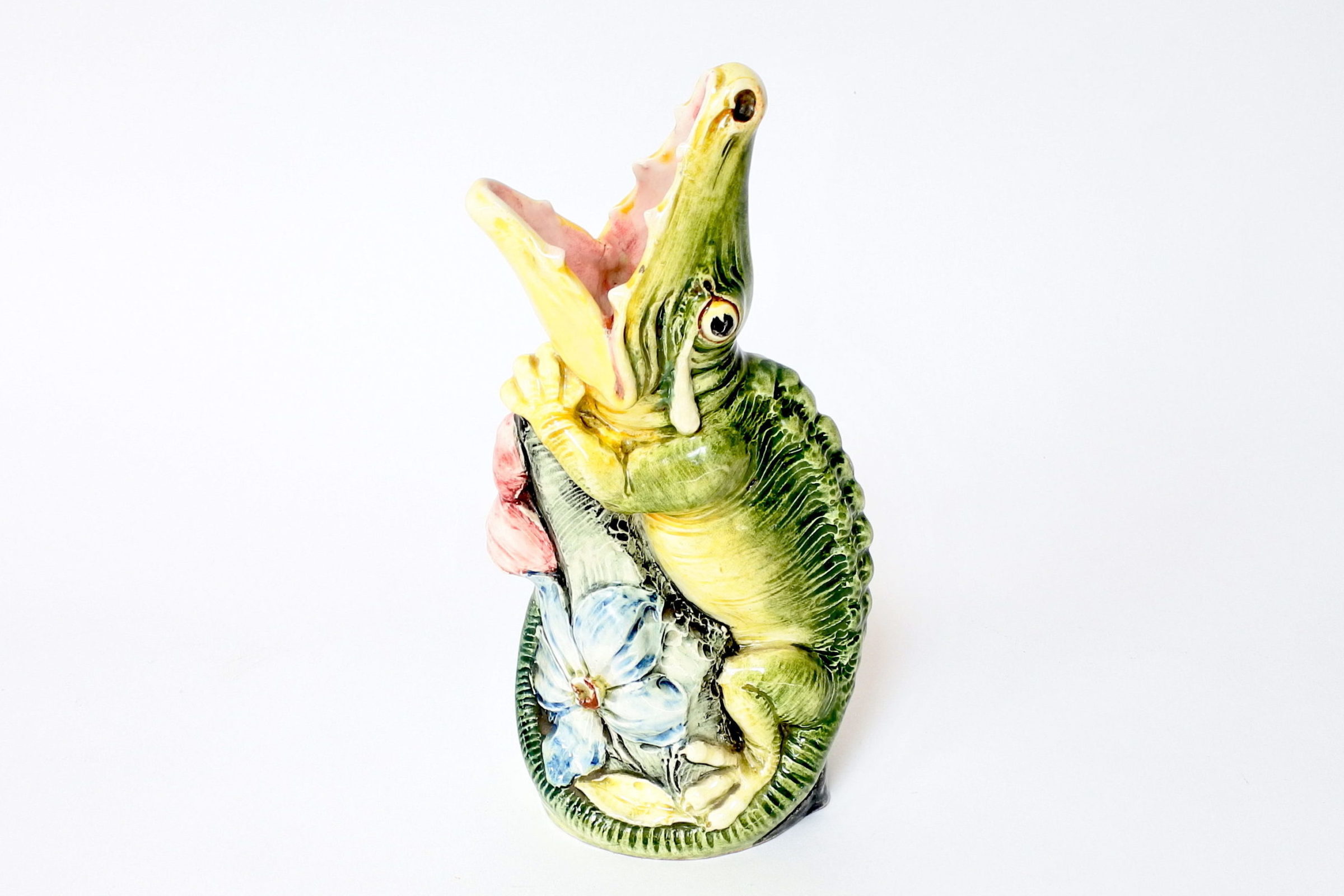 Vaso in ceramica barbotine a forma di coccodrillo con fiore blu frontale