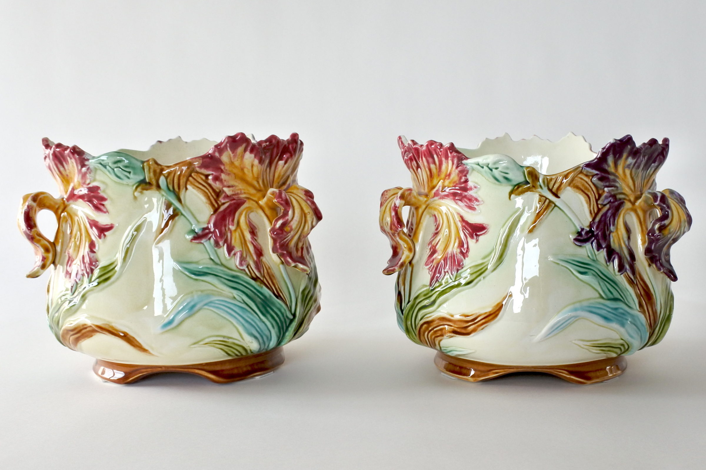 Coppia di cache pot in ceramica barbotine con iris - Onnaing n° 498 - 2