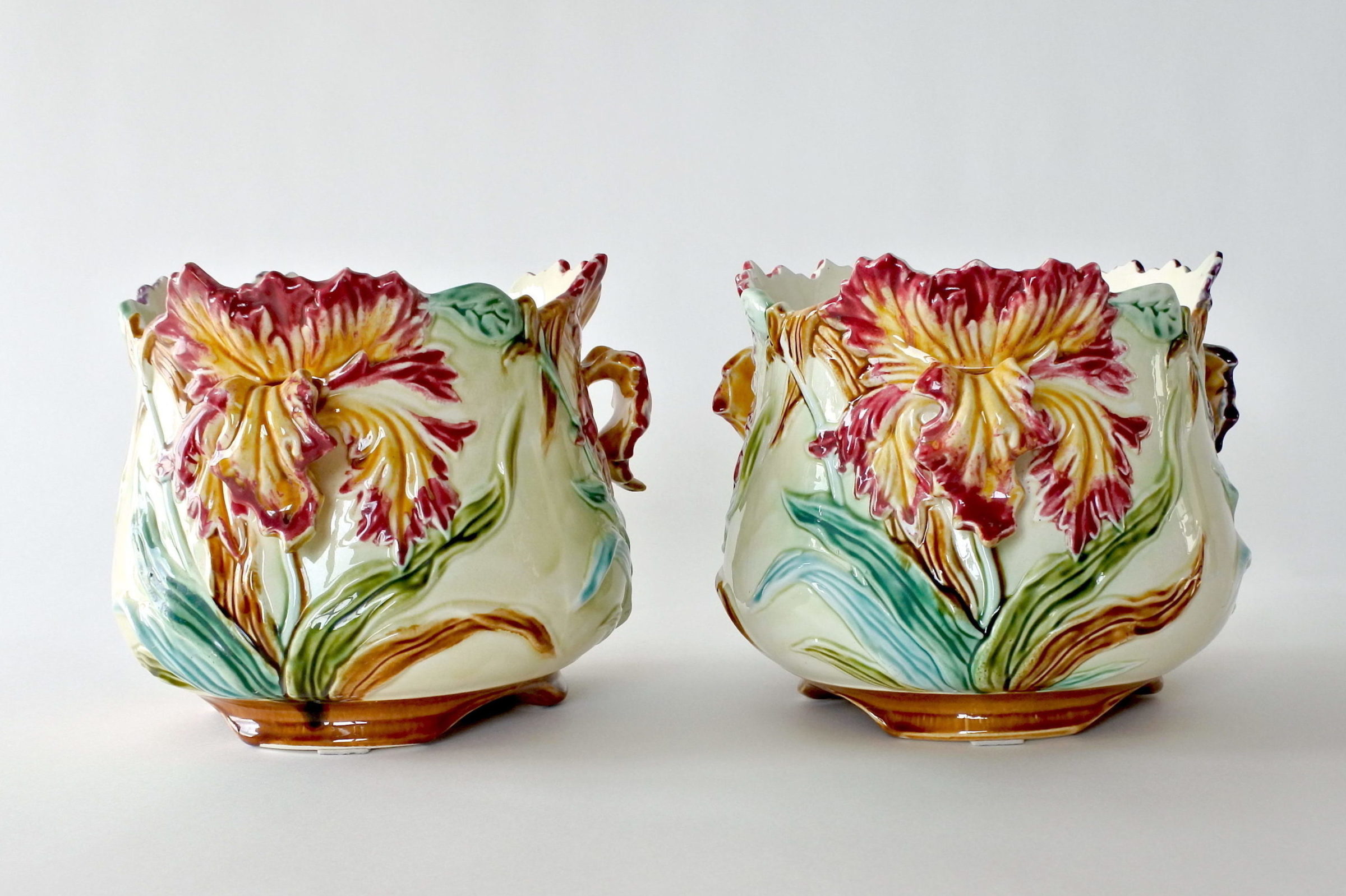 Coppia di cache pot in ceramica barbotine con iris - Onnaing n° 498