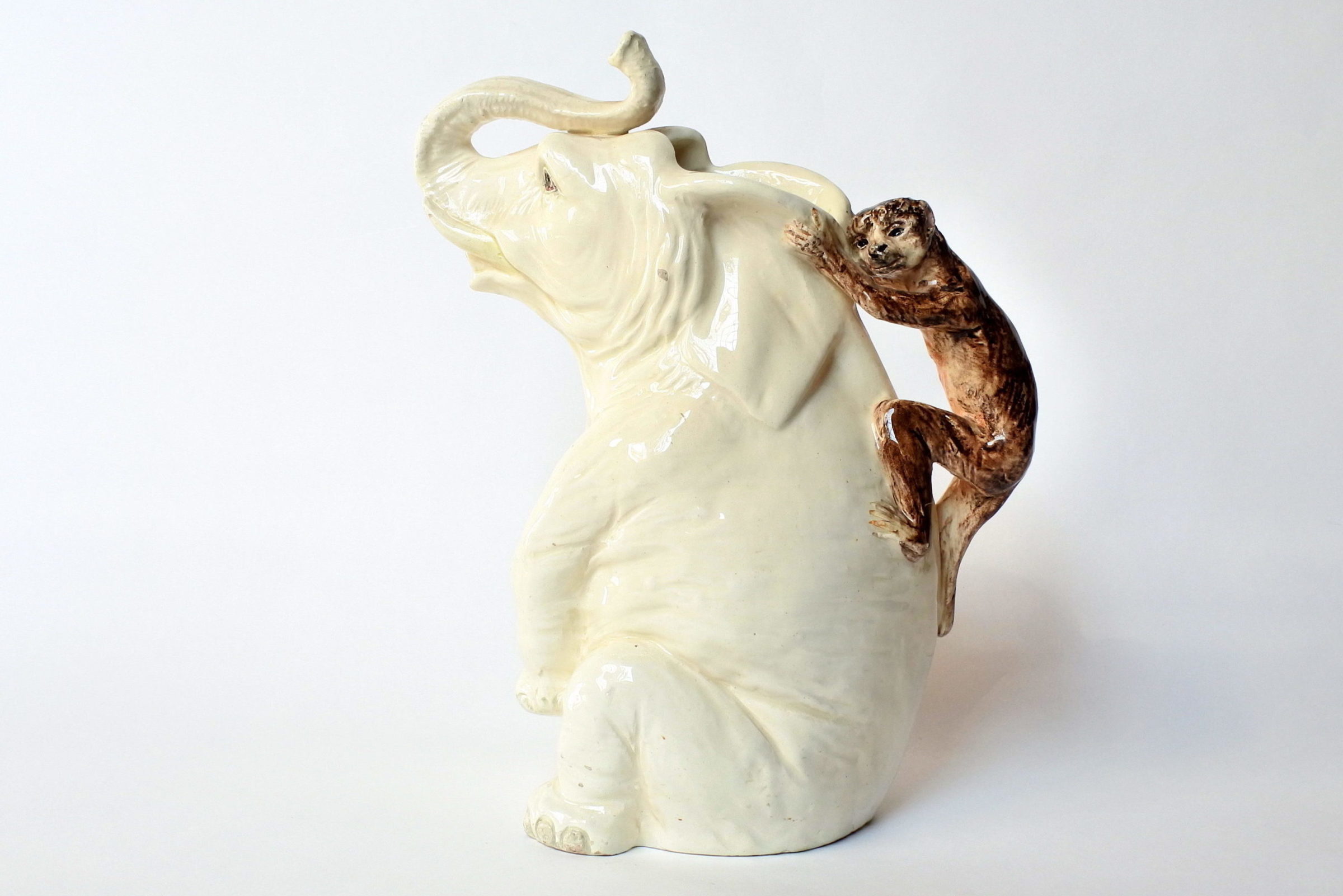 Rarissima brocca Massier in ceramica barbotine a forma di elefante con scimmia - 2