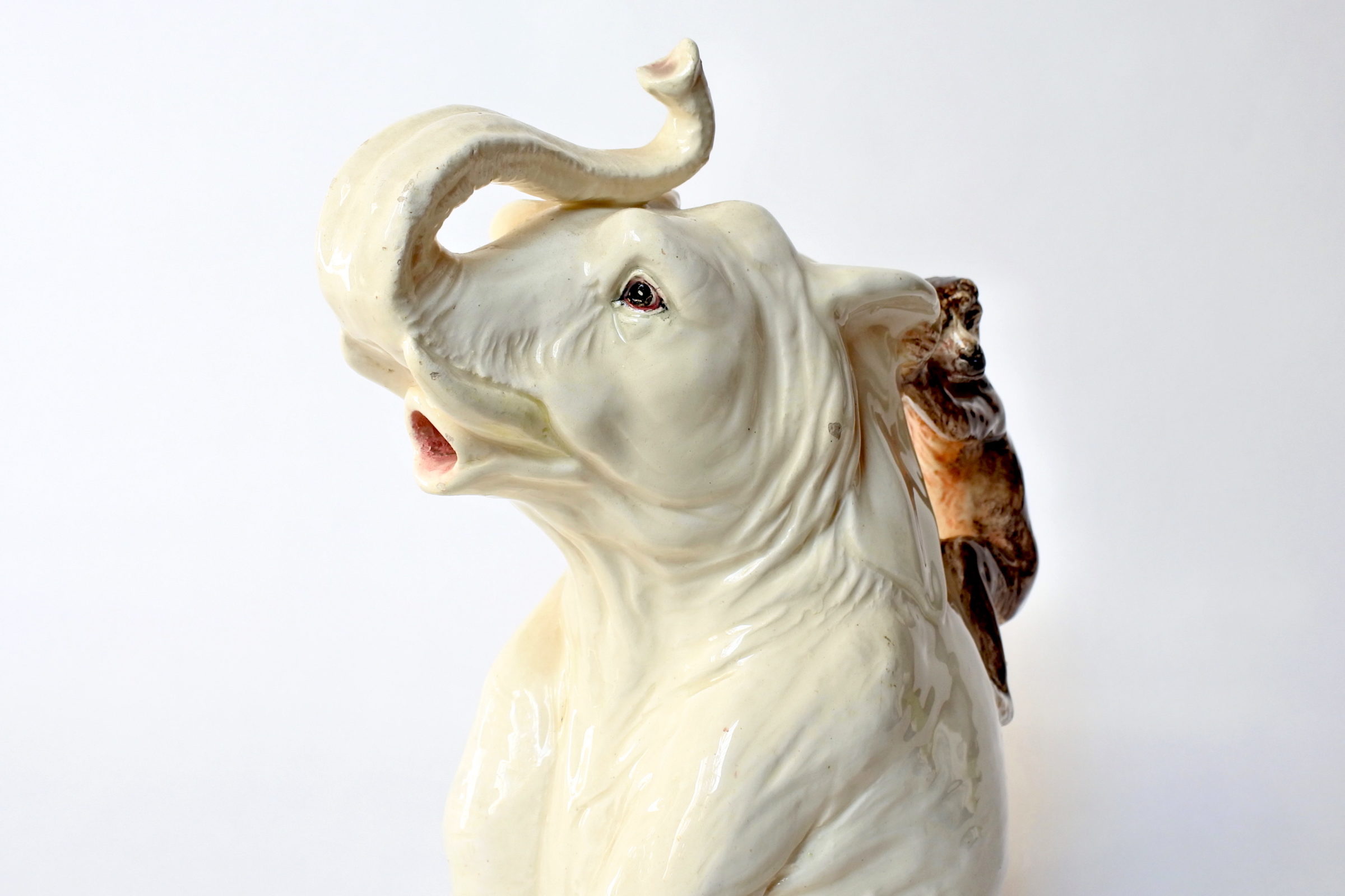 Rarissima brocca Massier in ceramica barbotine a forma di elefante con scimmia - 7