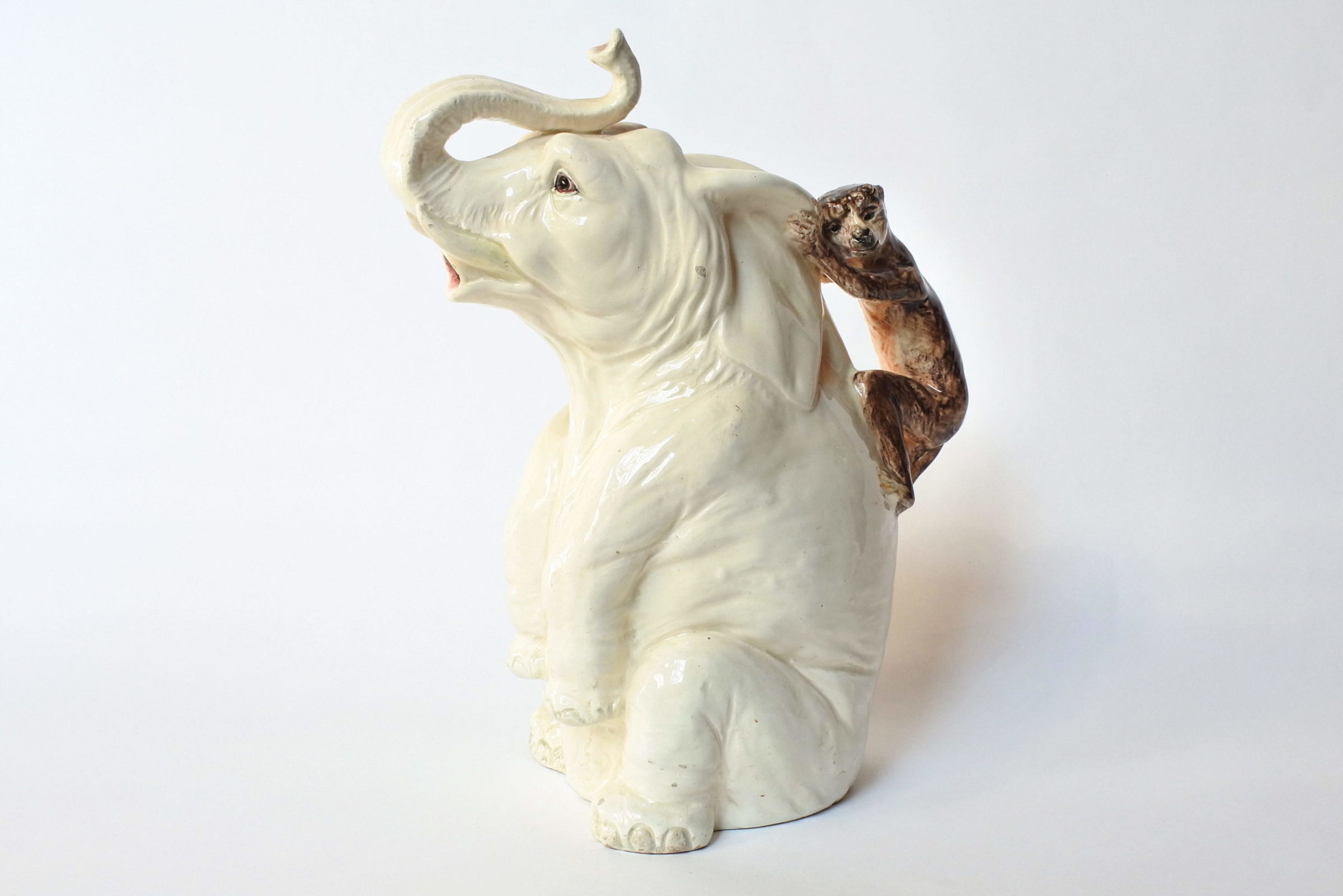 Rarissima brocca Massier in ceramica barbotine a forma di elefante con scimmia