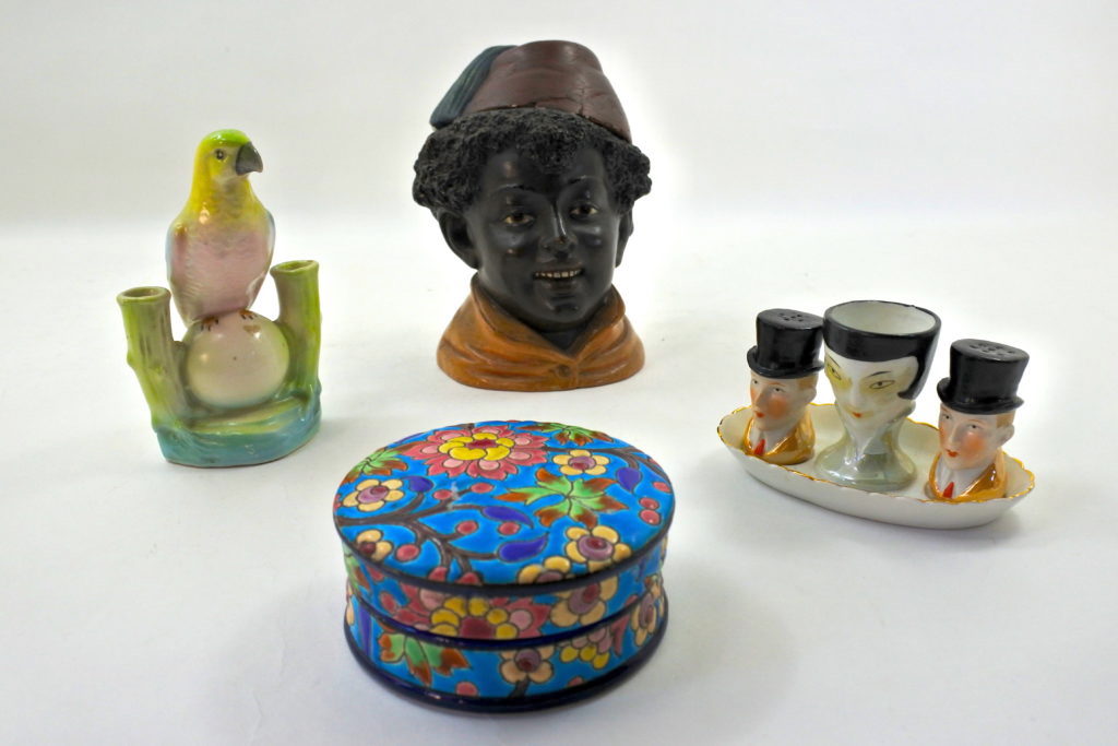 Oggetti vari in ceramica e porcellana di antiquariato e modernariato