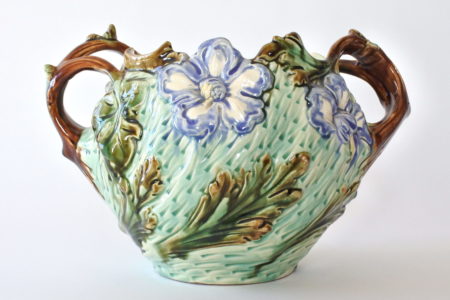 Cache pot in ceramica barbotine con fiori blu su fondo turchese