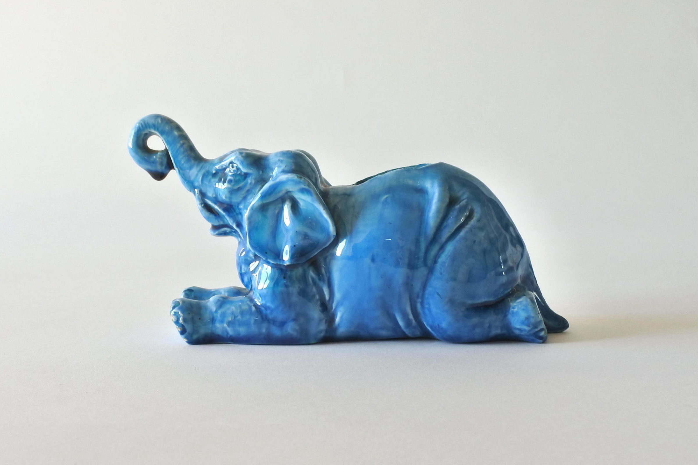 Jardinière Massier in ceramica barbotine a forma di elefante in posizione sdraiata - 2