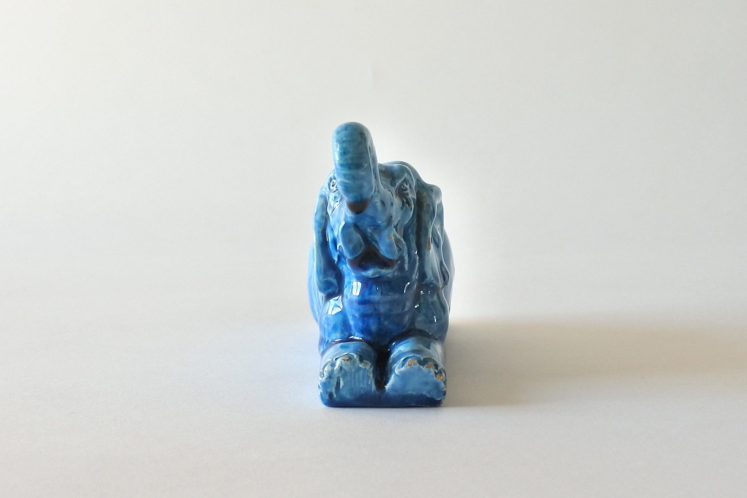 Jardinière Massier in ceramica barbotine a forma di elefante in posizione sdraiata - 5
