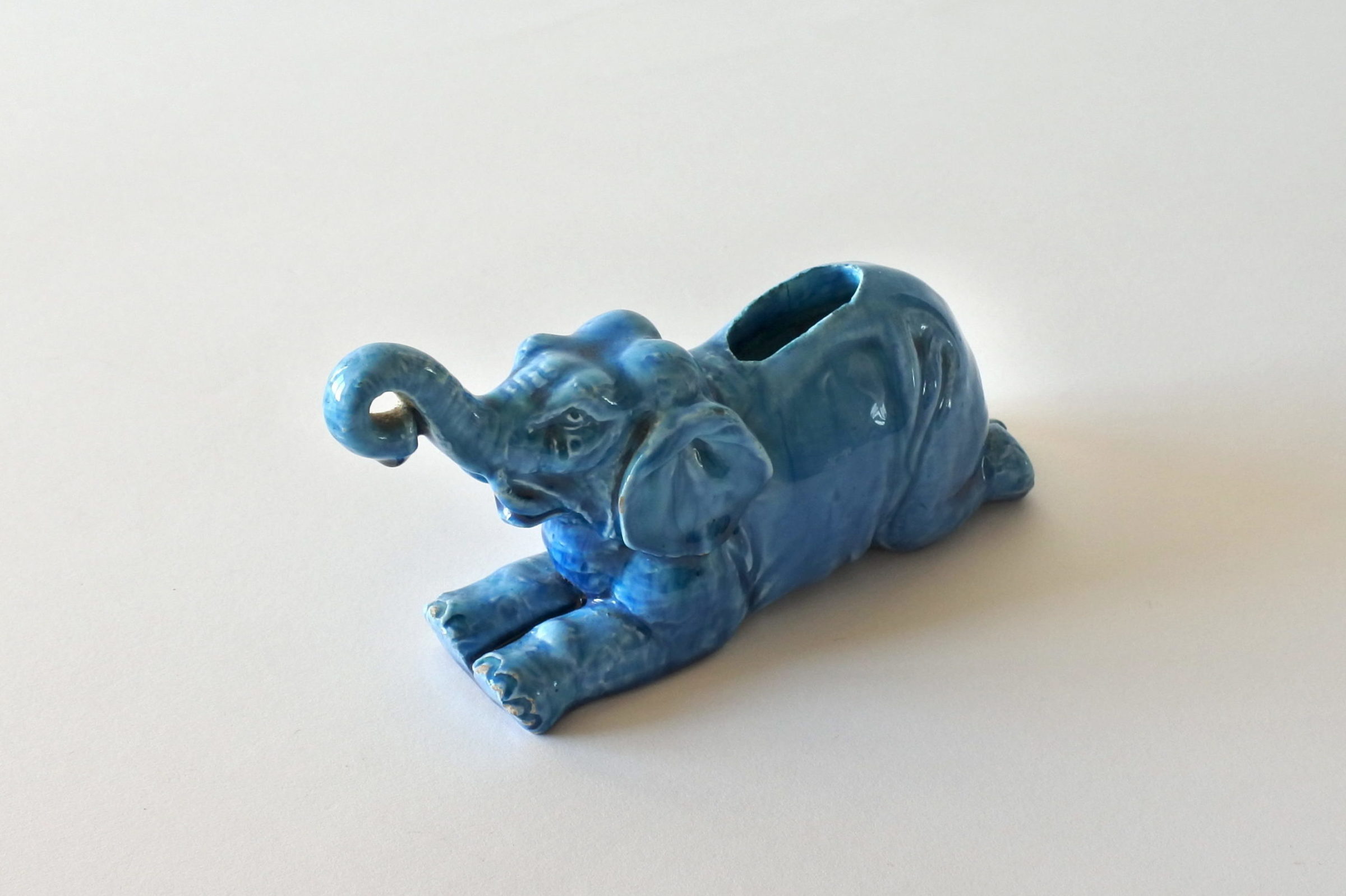 Jardinière Massier in ceramica barbotine a forma di elefante in posizione sdraiata - 6