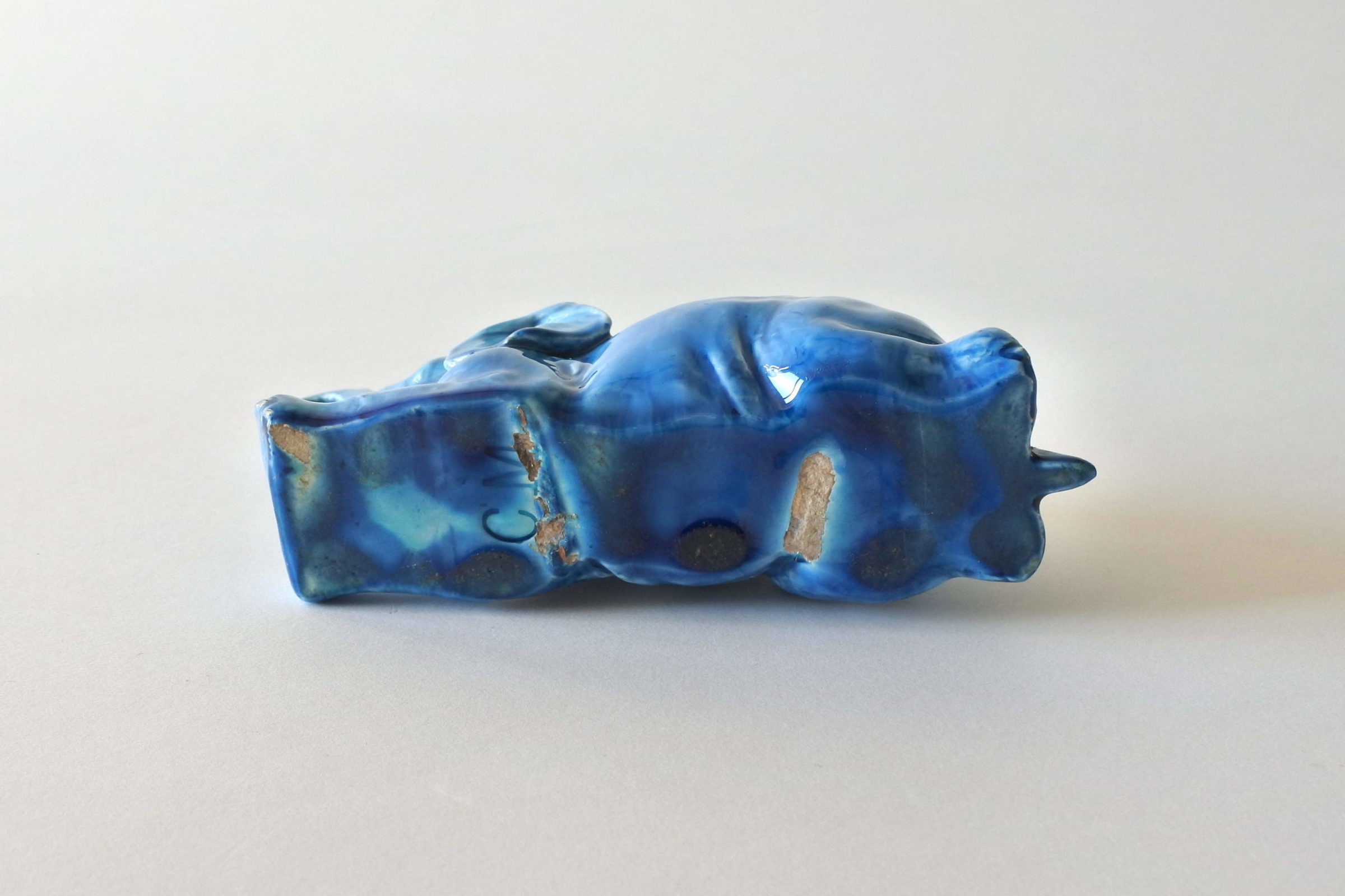 Jardinière Massier in ceramica barbotine a forma di elefante in posizione sdraiata - 7