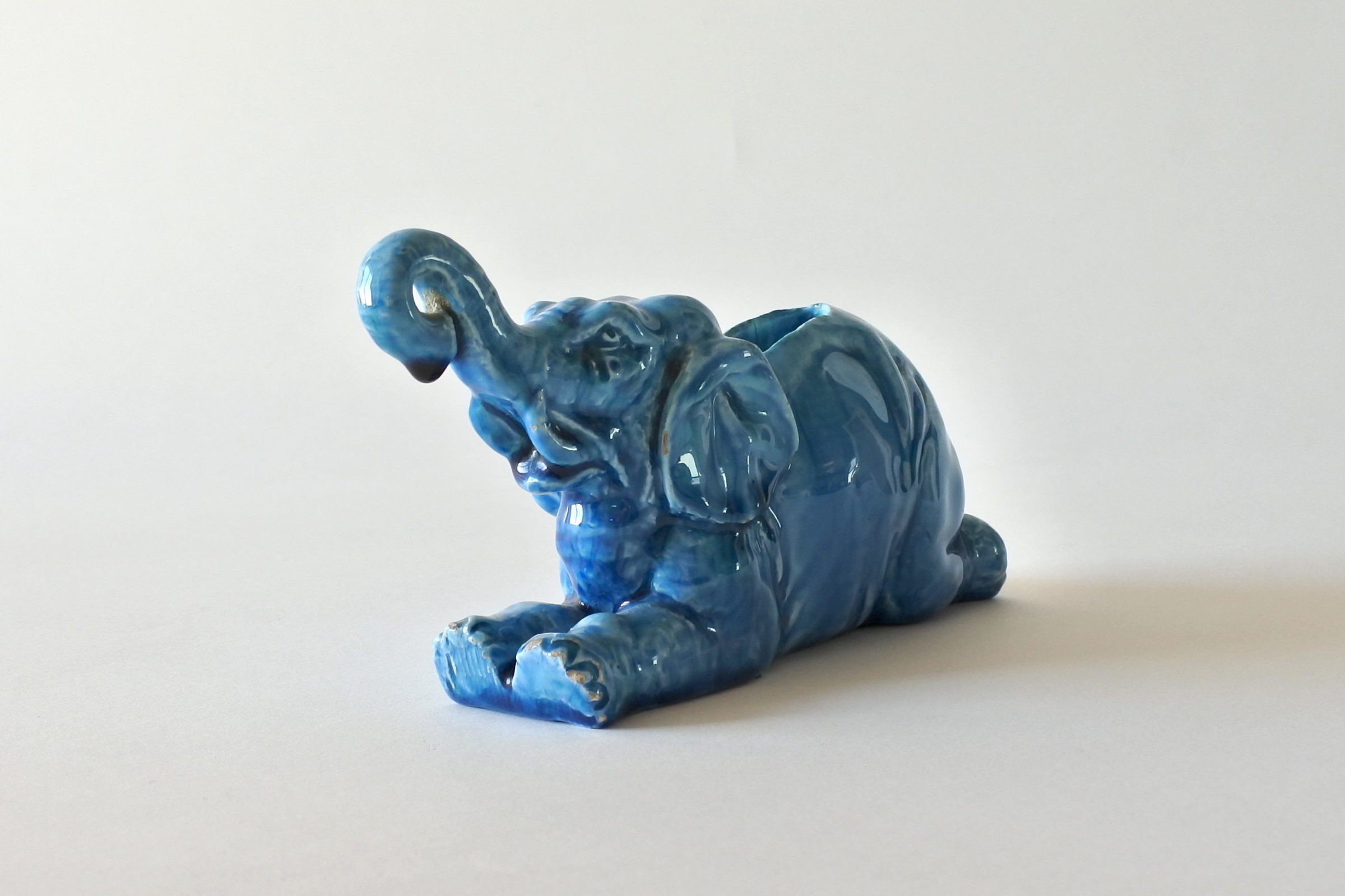 Jardinière Massier in ceramica barbotine a forma di elefante in posizione sdraiata